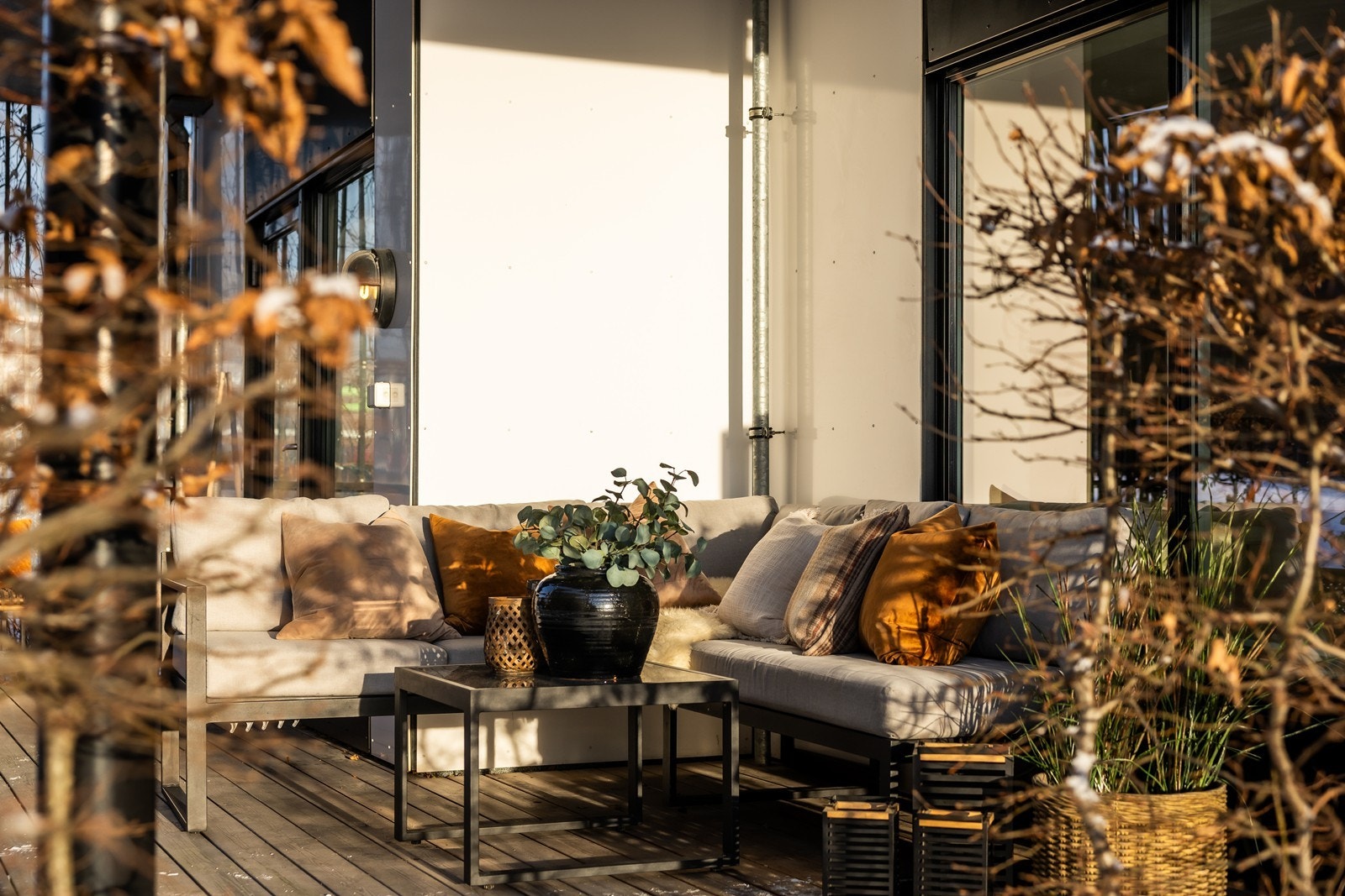 Terrassen er omkranset med bøkehekk som gir ytterligere privatliv når den står i full utspring. Galleribilde