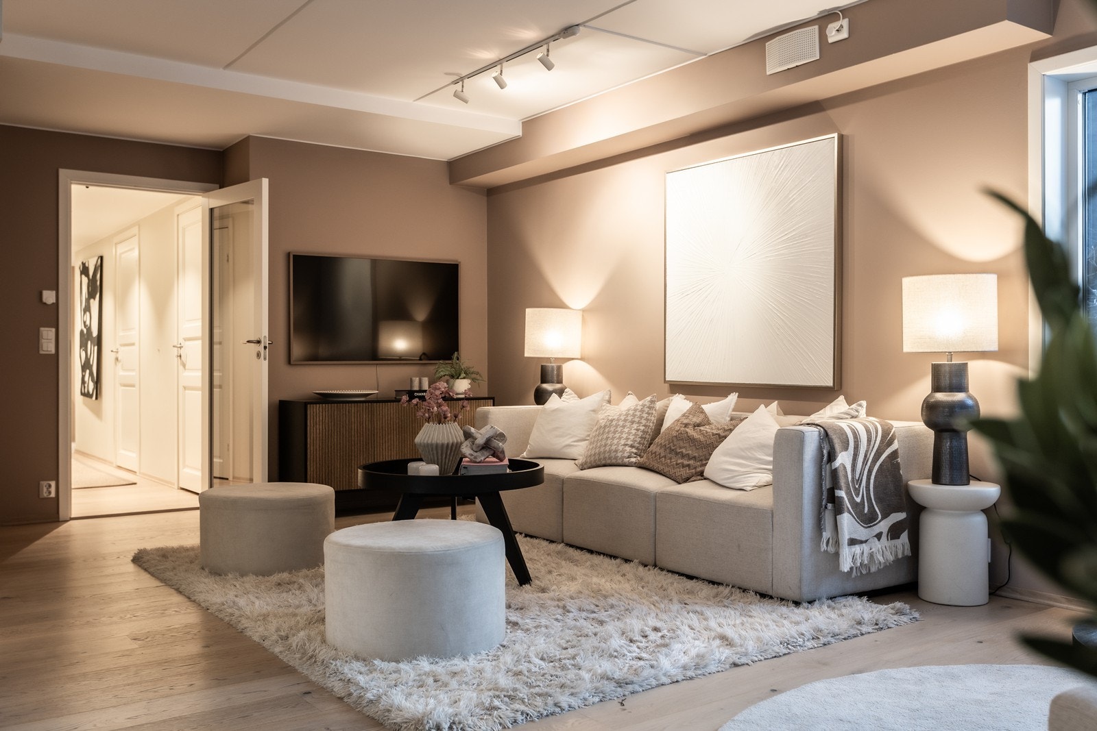 Romslig stue med god plass til flere soner, enkel å innrede etter egne ønsker. Galleribilde