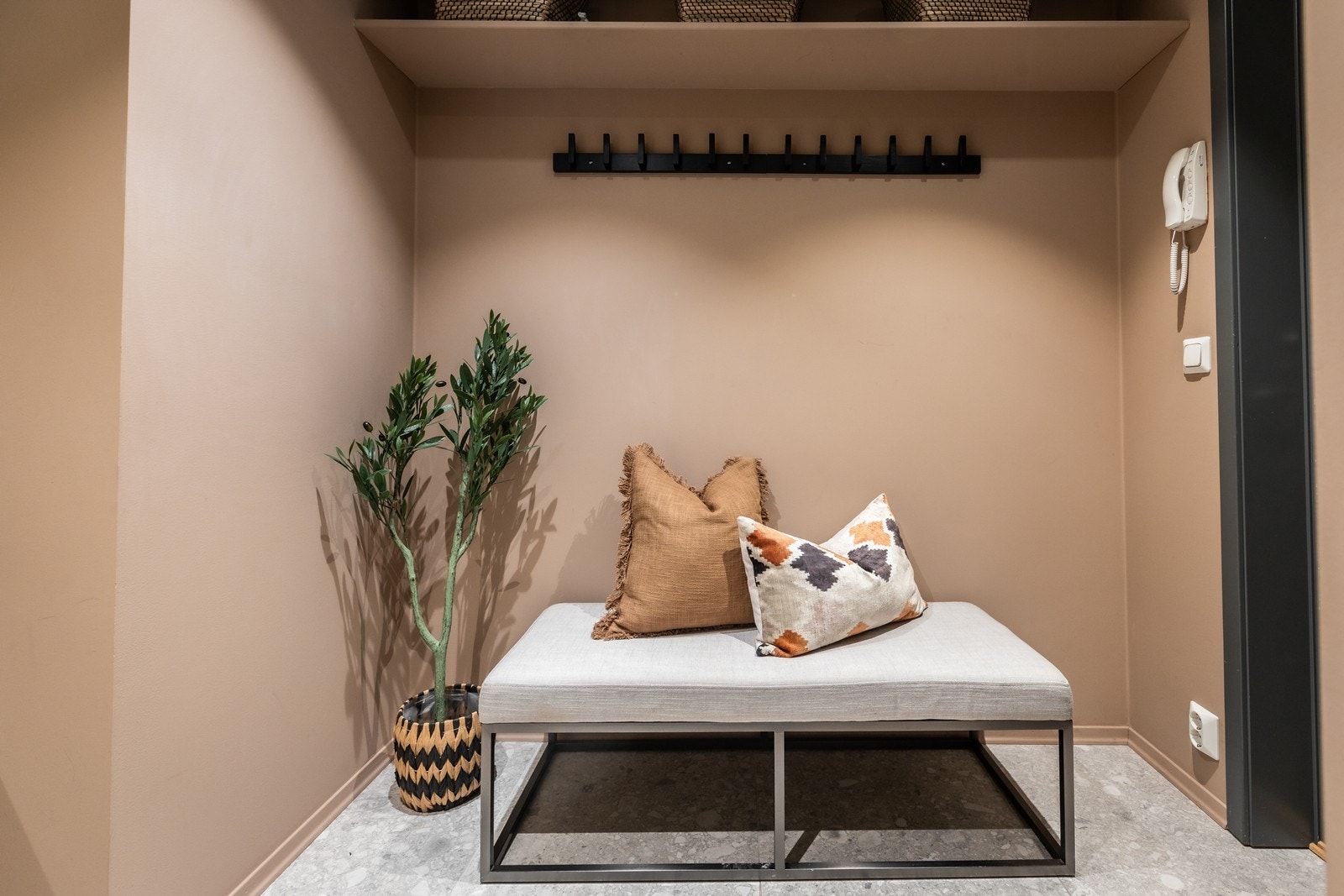 Praktisk nisje med plass til sittebenk og ytterligere oppheng av yttertøy. Galleribilde