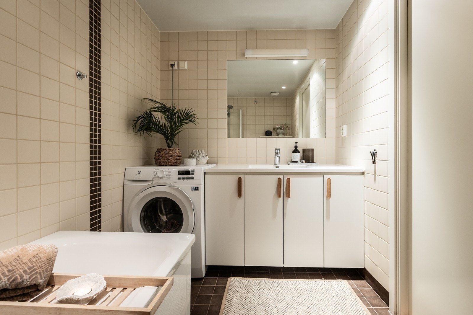 Badet som er tilknyttet hovedsoverommet, her er det opplegg for vaskemaskin og tørketrommel. Badet har badekar med dusj, samt godt med oppbevaring under servanten. Galleribilde