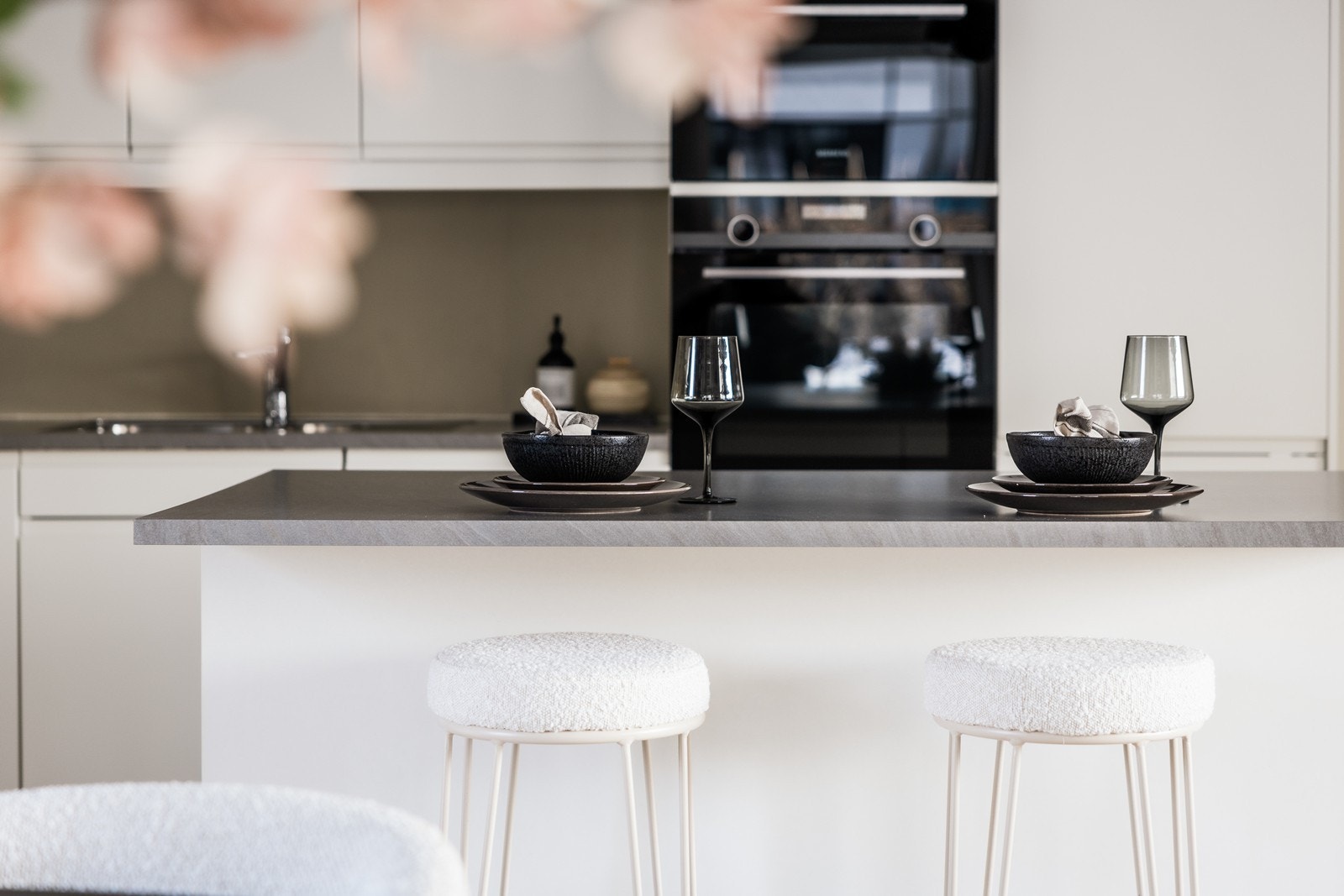 Kjøkkenøyen har barløsning med sitteplasser. Galleribilde