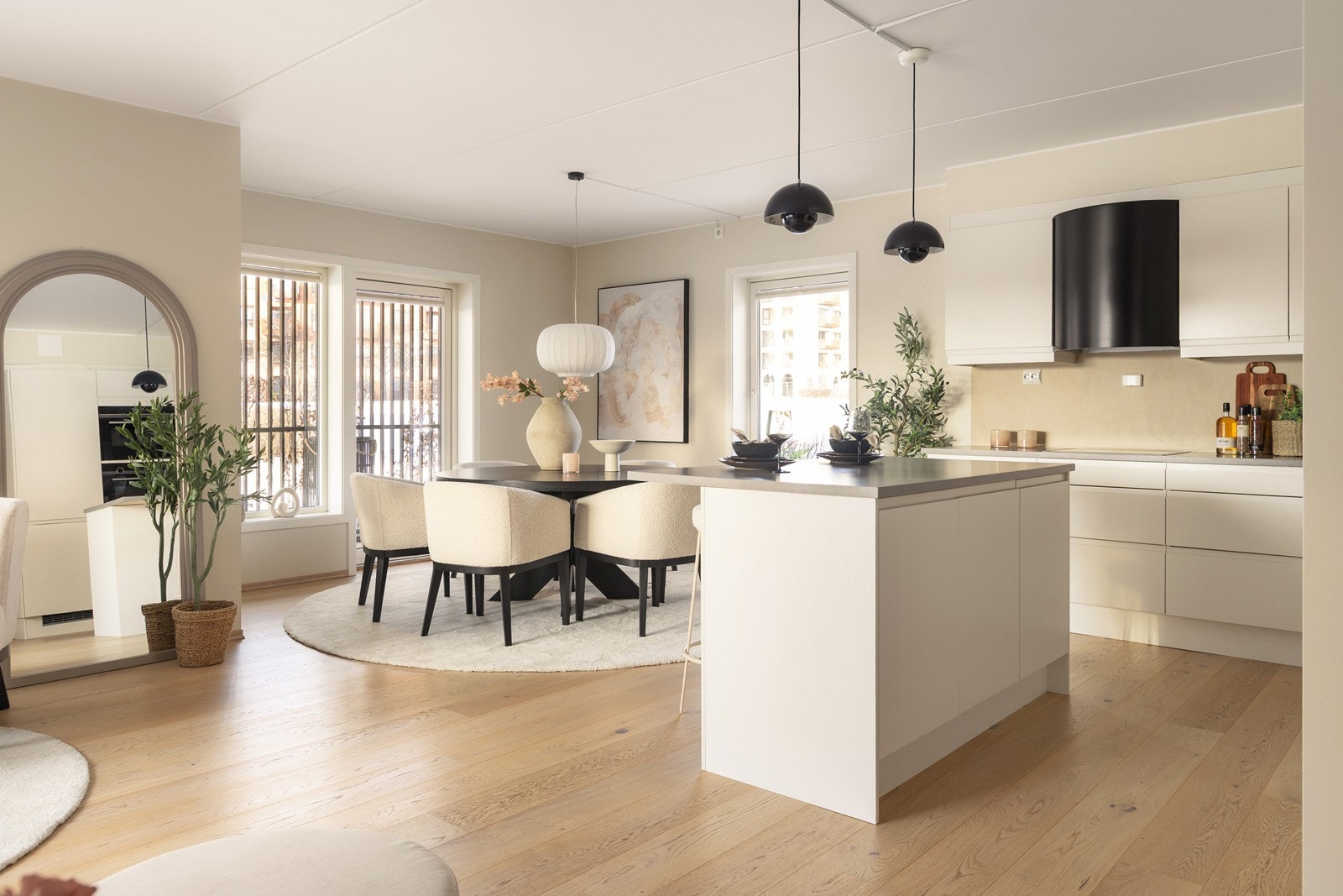 Lekkert lyst kjøkken. God plass til spisestue. Utgang til sørvestvendt terrasse fra spisestuen. Galleribilde