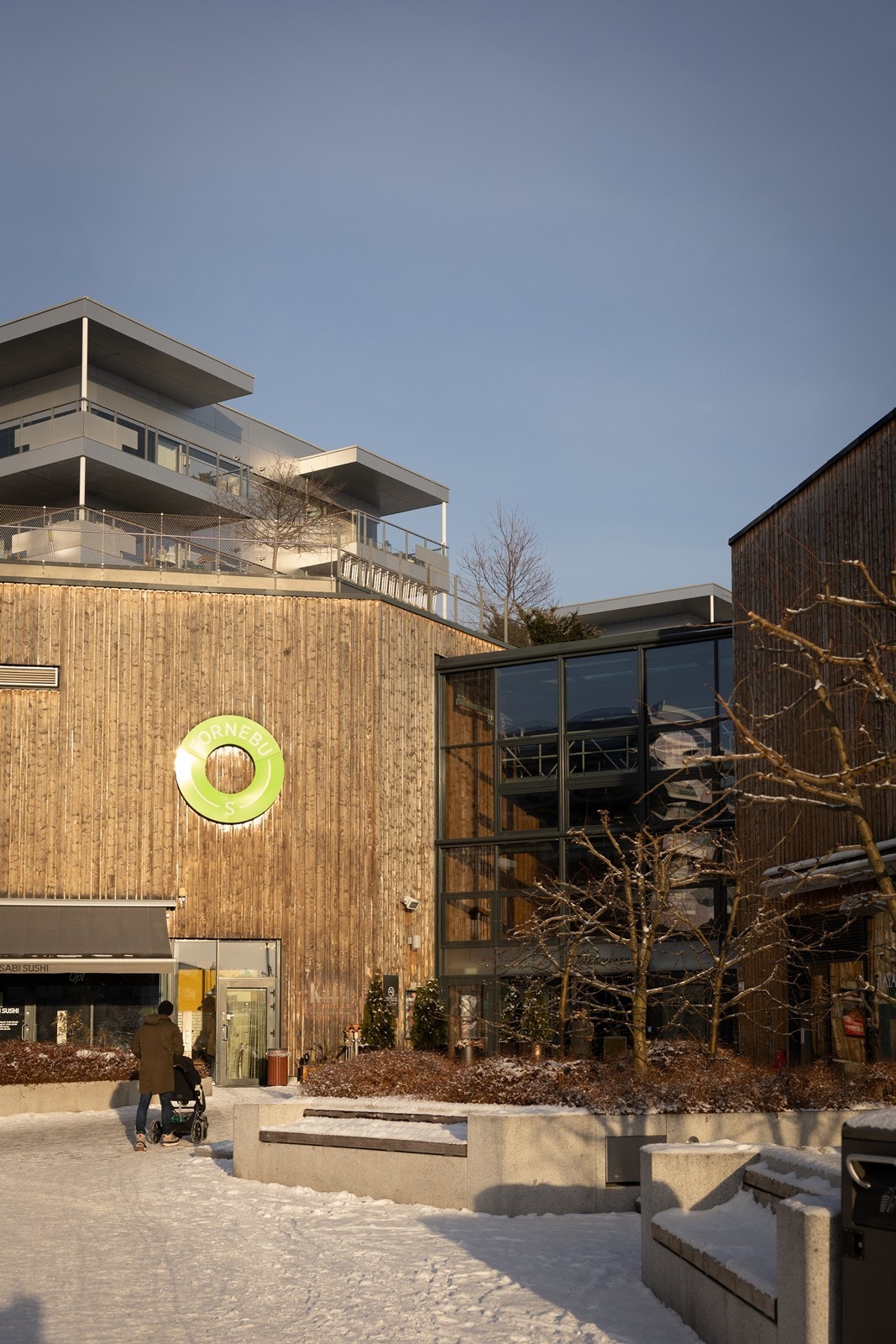 Fornebu S ligger rett ved leiligheten, dette er easy living på sitt beste. Galleribilde