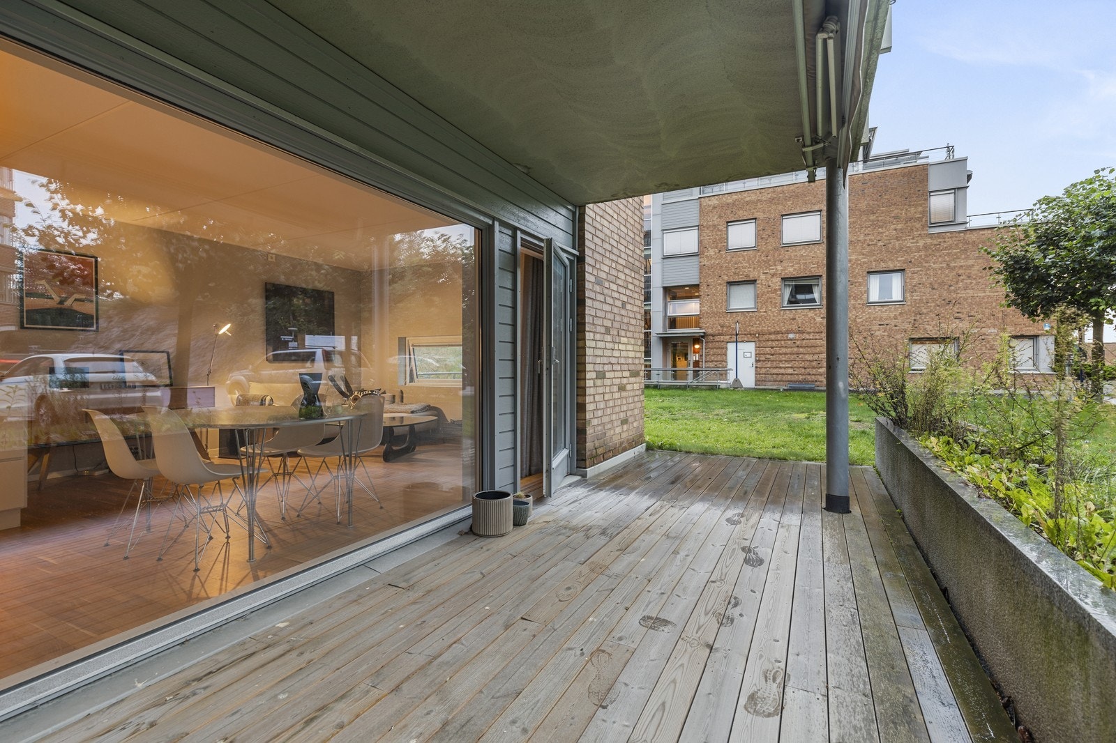 Stor markterrasse med solskjerming og "blomsterkasse" man kan benytte Galleribilde