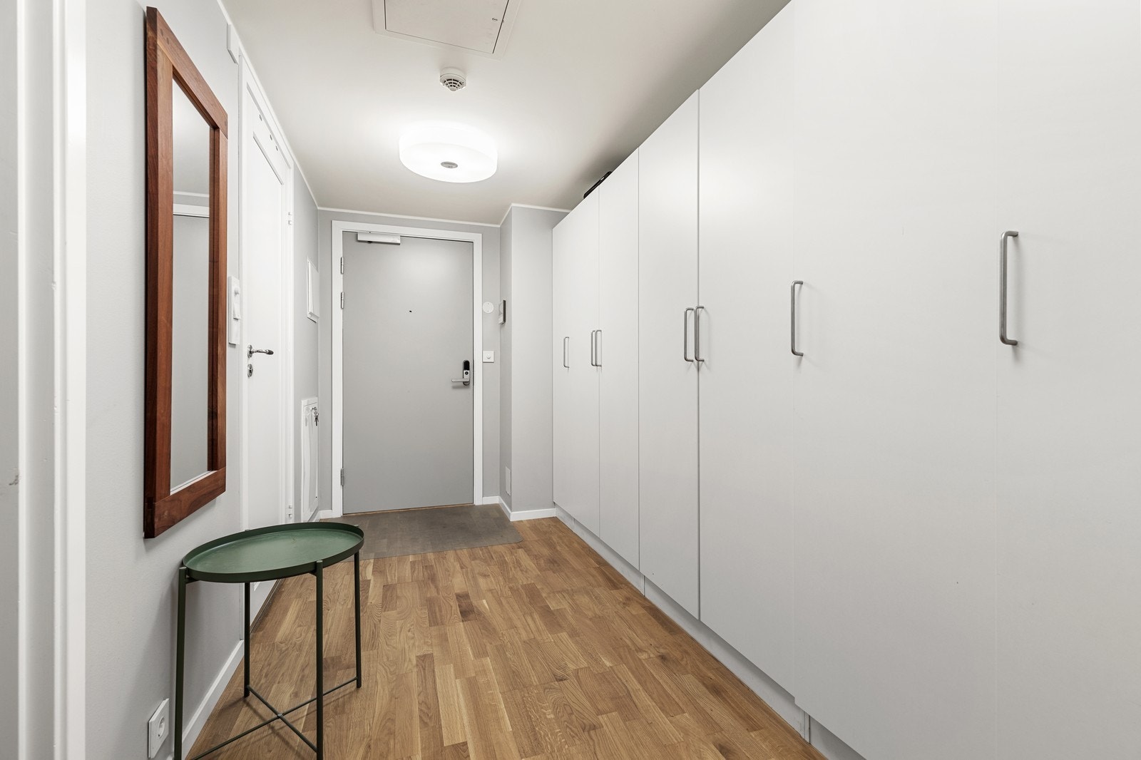 Stor entré som har godt med lagringsplass Galleribilde
