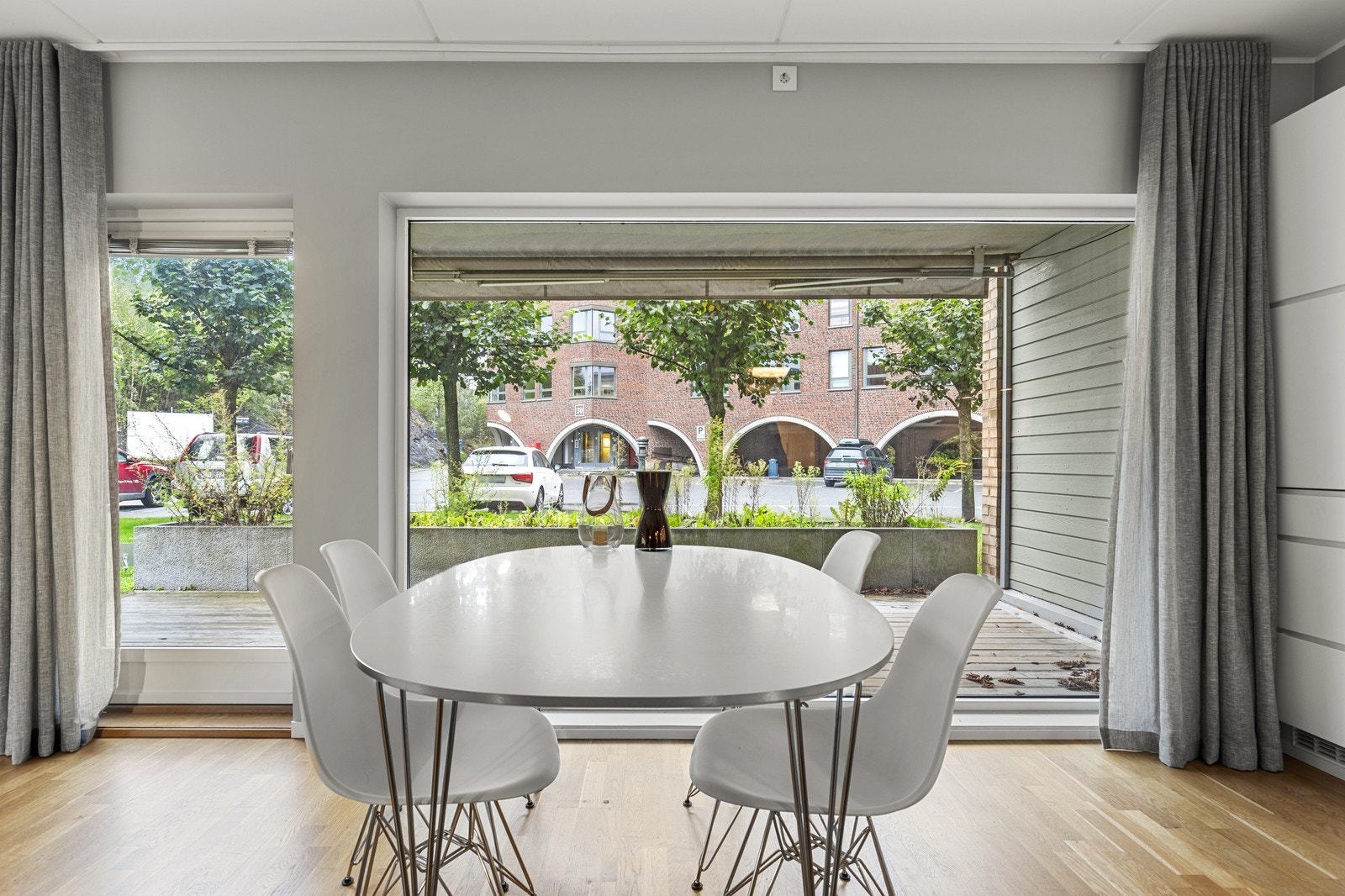 God plass til spisebord og utgang til terrasse Galleribilde