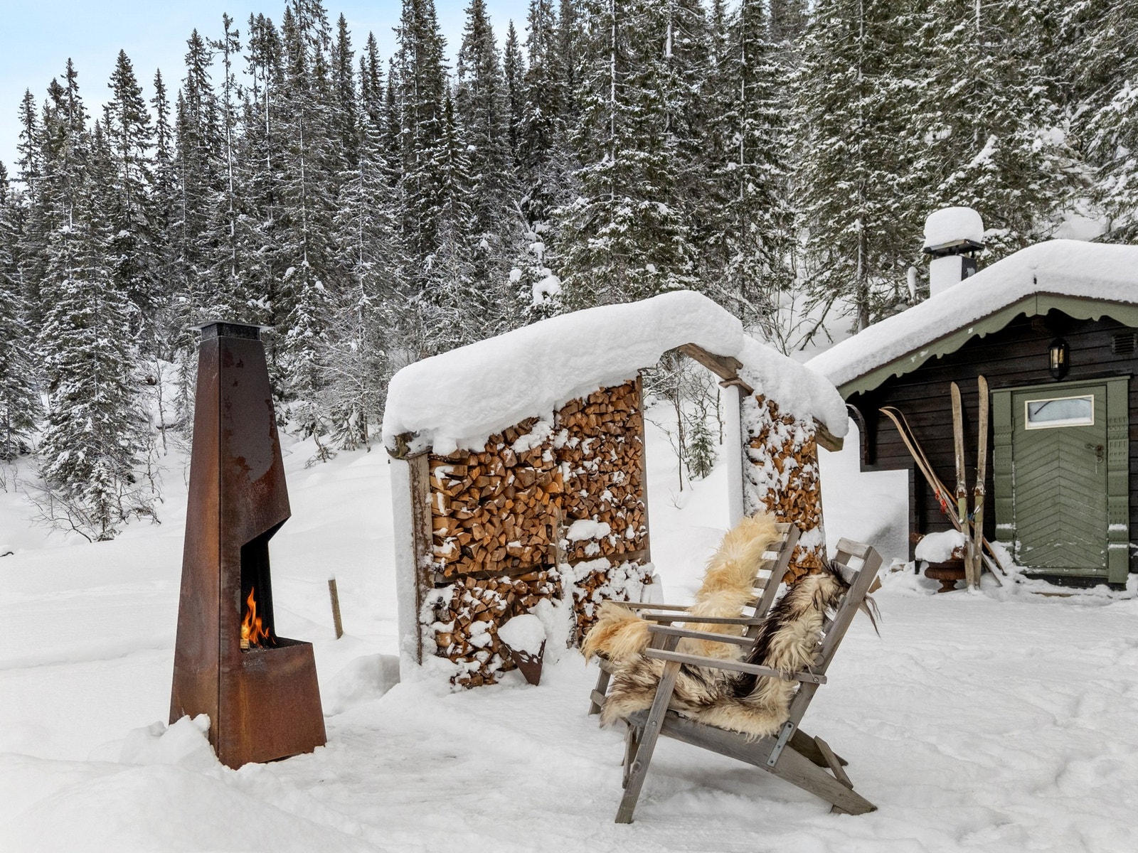 Det ble utført dreneringsarbeid, støpt nye pilarer og lagt solide ståldragere på pillarene som hytta nå står på. Dette utført i 2020. Galleribilde