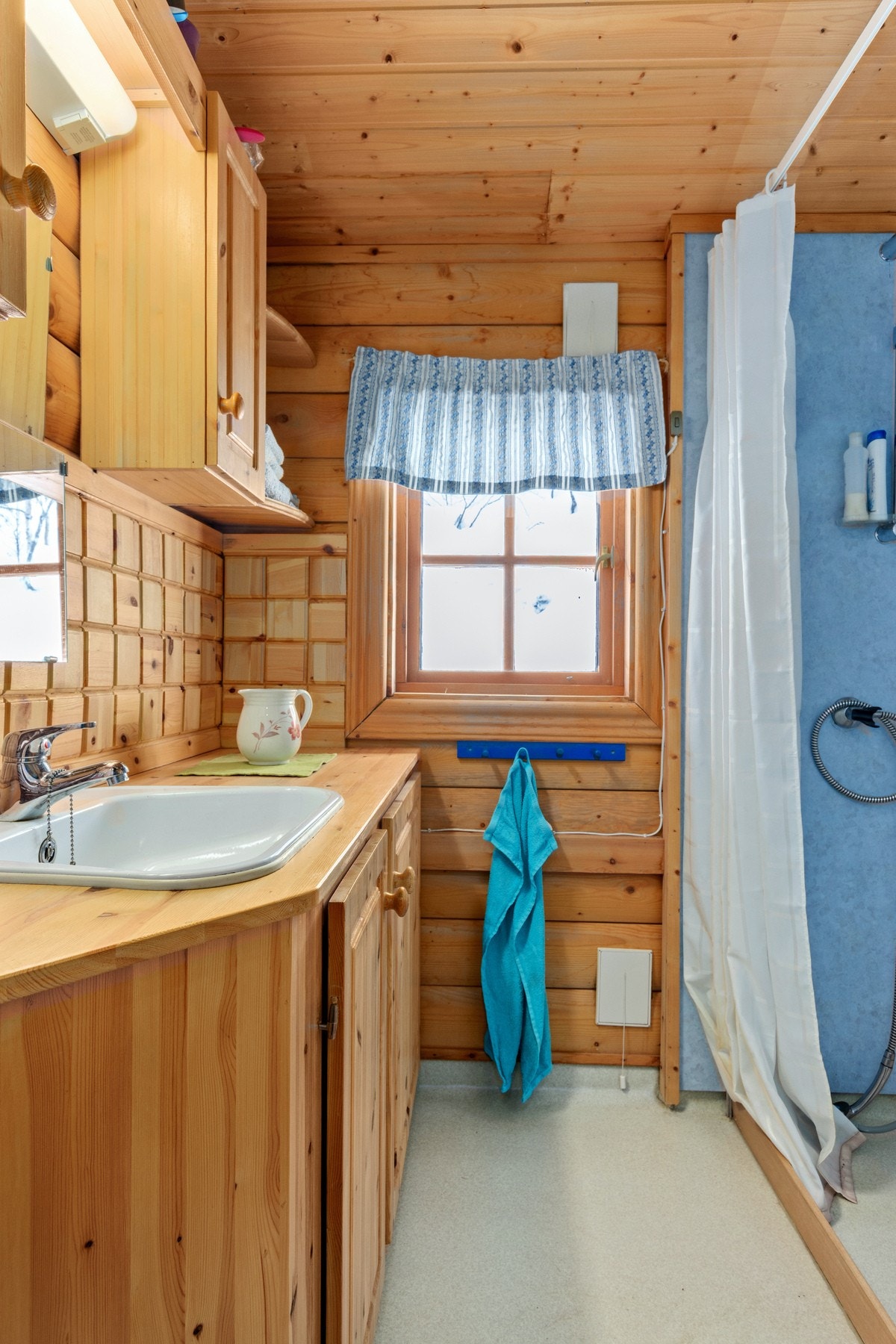 Rom med vaskemuligheter. Innredning med vask og dusj med avrenning til dreneringssystem. Det er innlagt sommer vann inn til rommet. Galleribilde