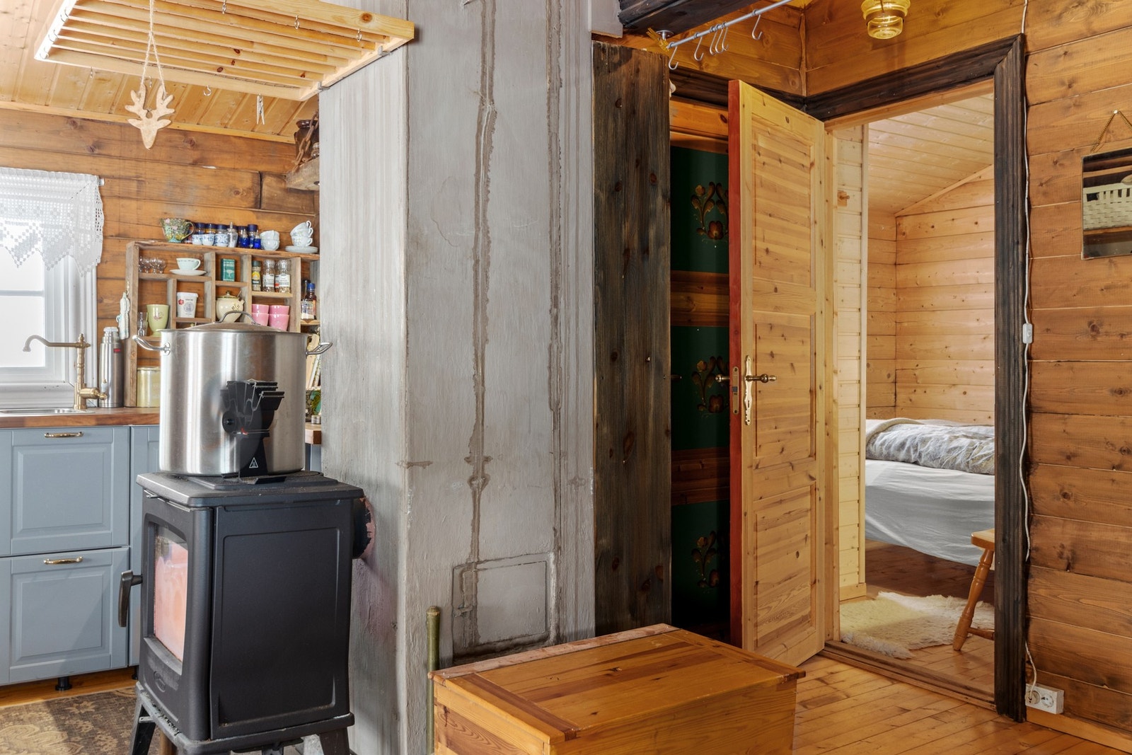 Hytta oppvarmes via strøm og vedovn. Galleribilde