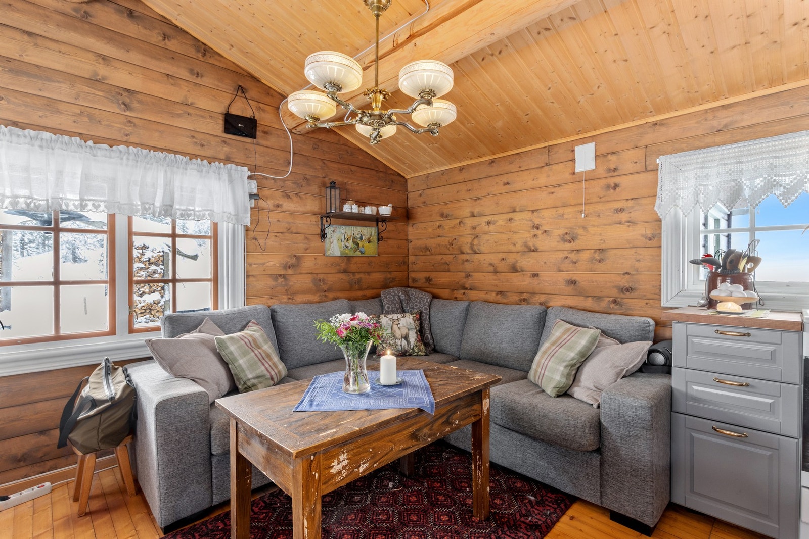 Stue med god plass til en sofagruppe. Galleribilde