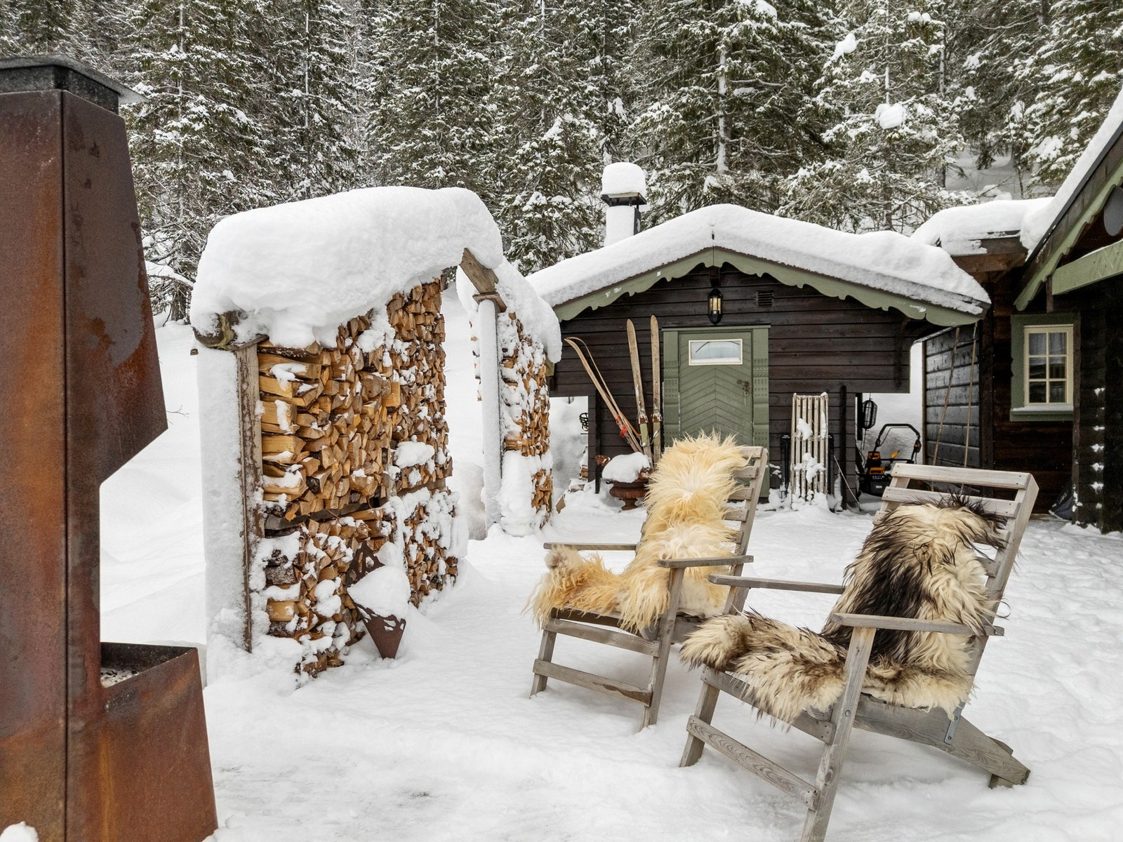 Innlagt sommer vann med kran ute ved terrasse. Galleribilde