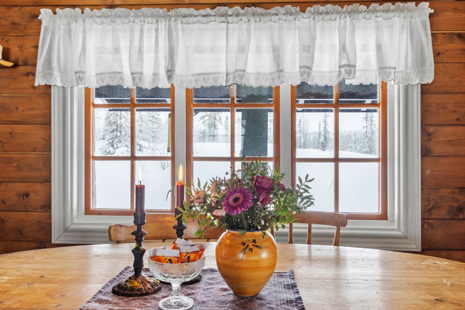 Hytte med flere vinduer som gir godt med naturlig lysinnslipp. Galleribilde