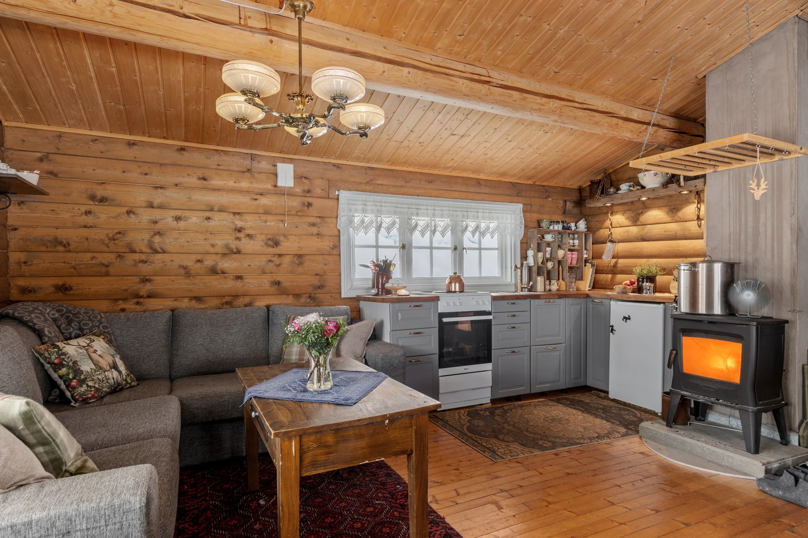 Kjøkken fra 2022. Avløpsrør fra kjøkken ble tilkoblet ny drenering i 2021. Galleribilde