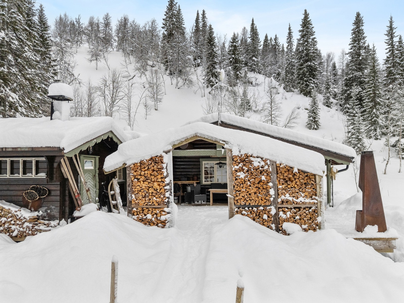 Det er byttet tak og pipehatt i 2021. Galleribilde