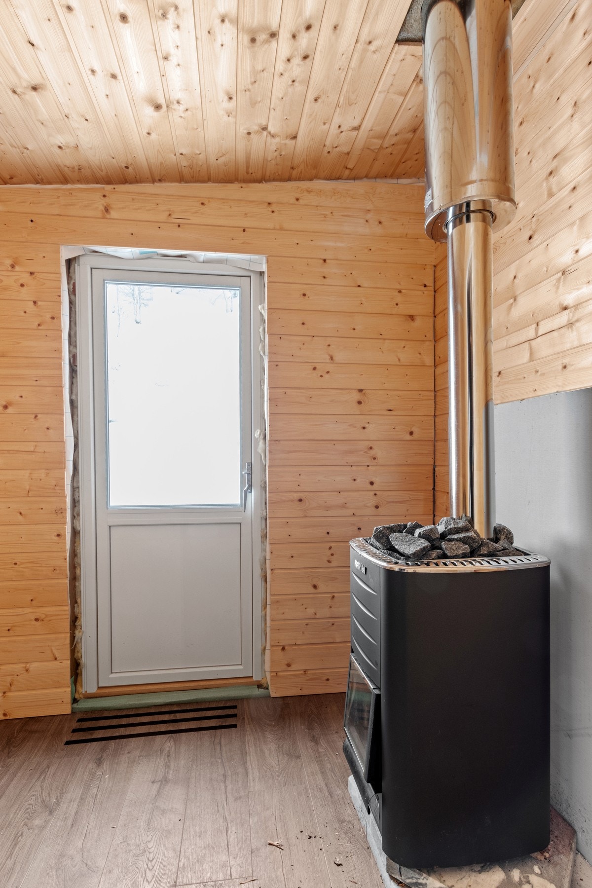 Utvendig bod på 12 kvm, med eget toalettrom, 2 boder og egen badstue. Galleribilde