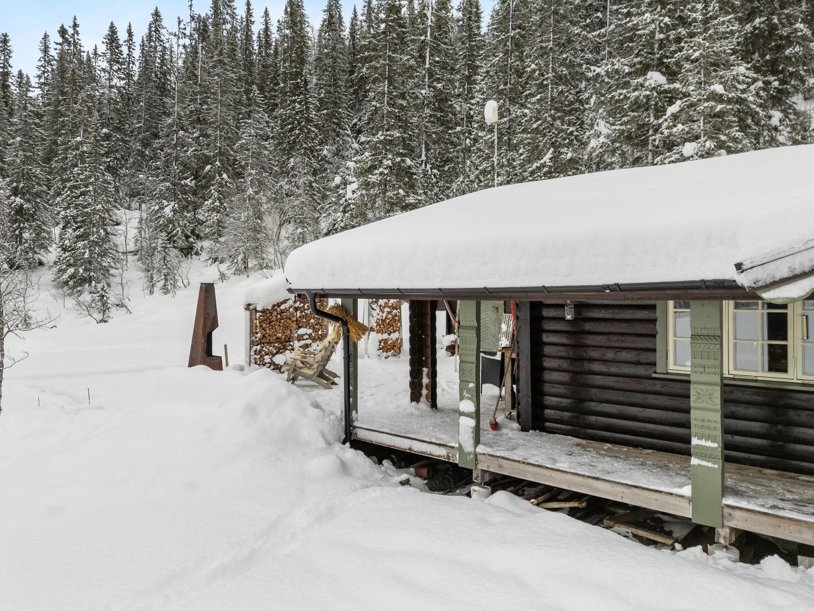 Hytta har en romslig veranda som er delvis takoverbygd, og har plass til flere sittegrupper. Terrasse og vedbod/redskapsbod ble bygget nytt i 2020. Galleribilde