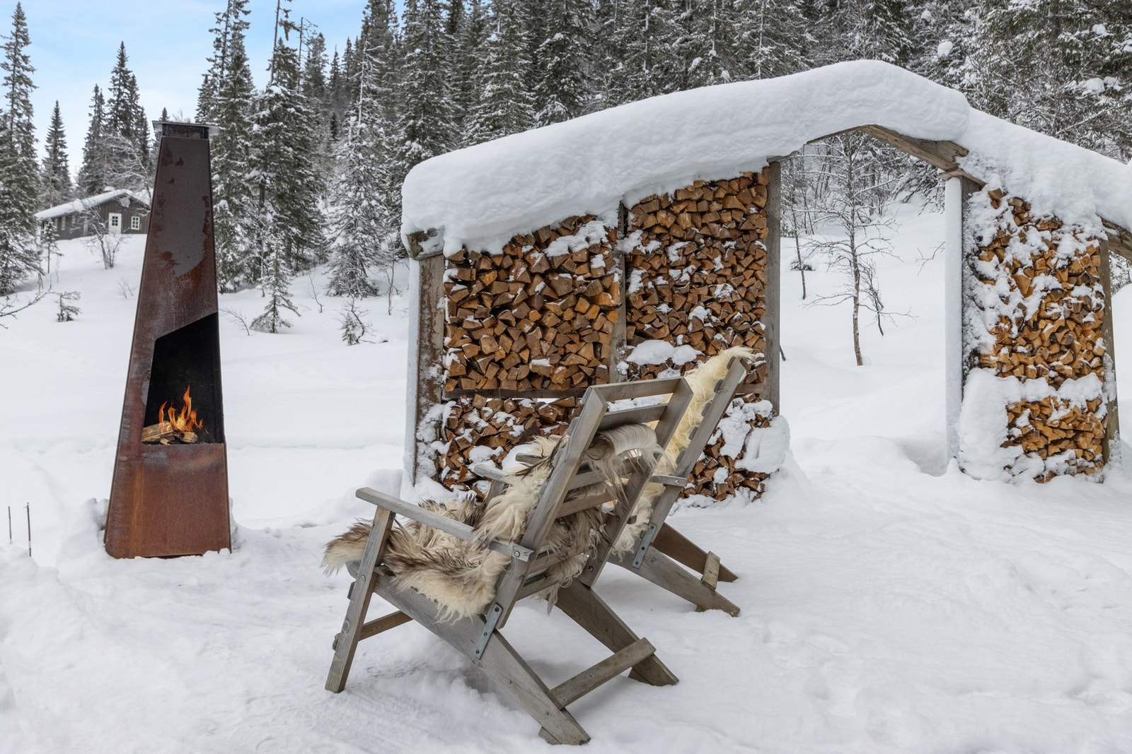 Hytta har et pent opparbeidet uteområde. Galleribilde