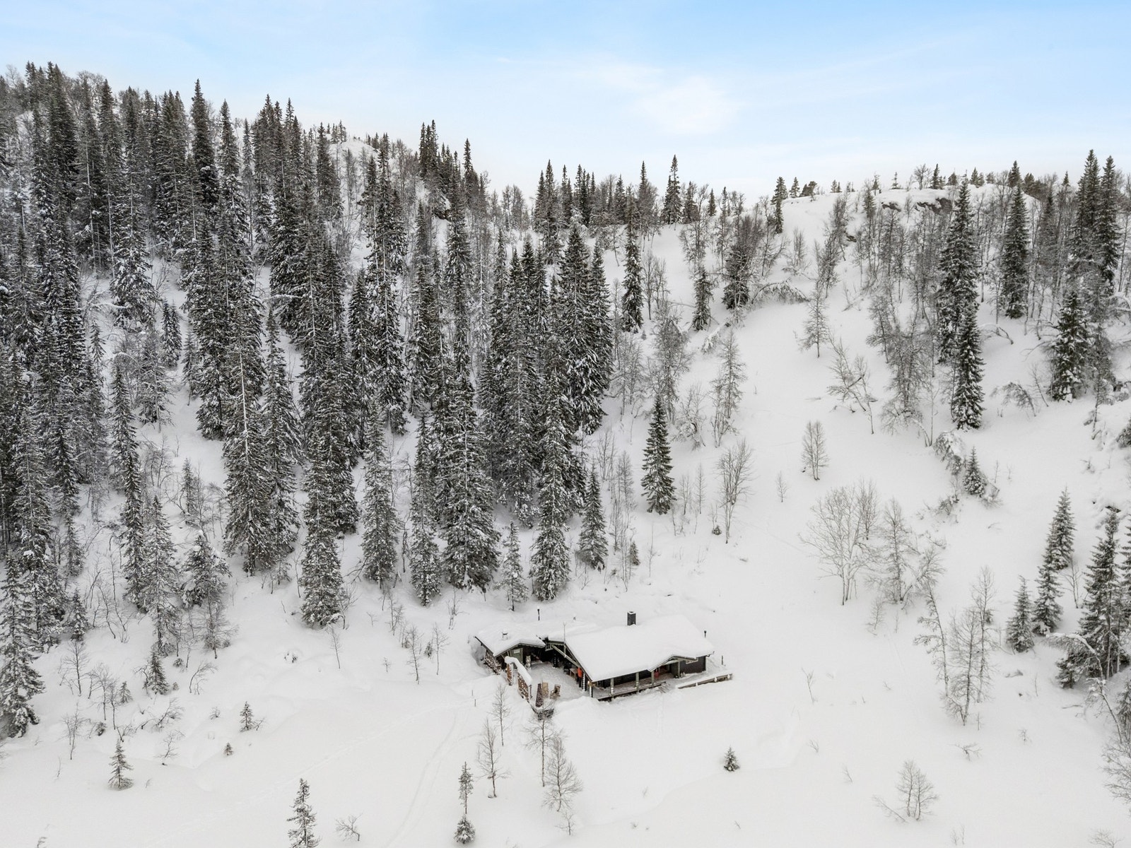 Skiløyper blir kjørt opp like ved hytta. Galleribilde