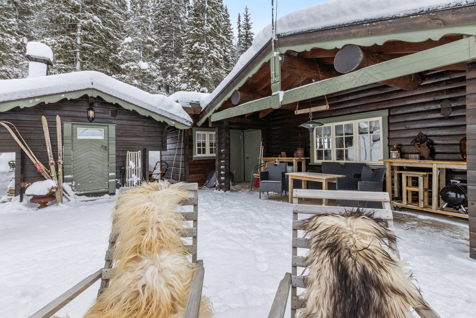 Hytta er oppført i år 1986, har innlagt strøm og holder en fin standard. Galleribilde