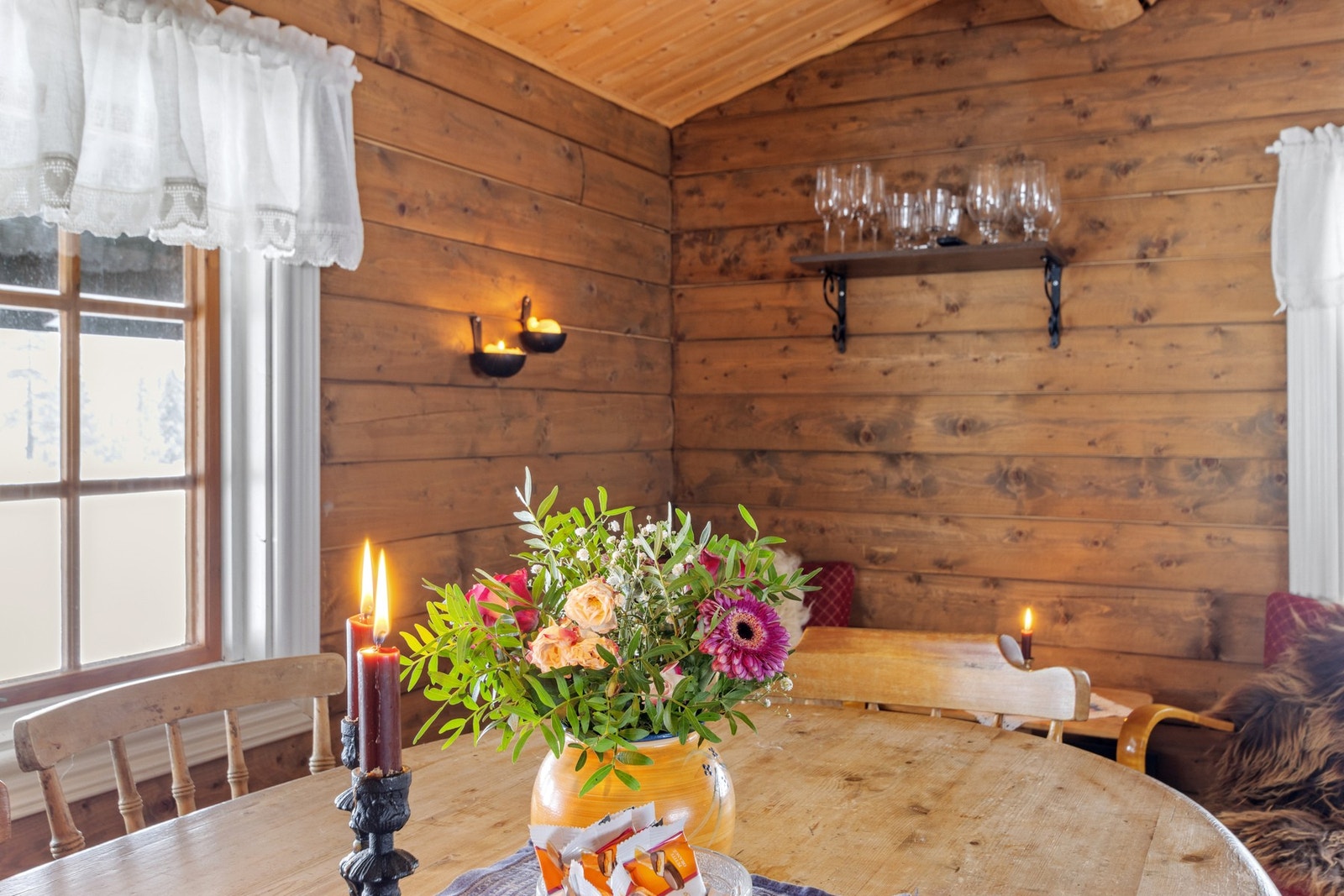 Hytta selges delvis møblert (se liste over hva som følger med i salgsoppgaven). Galleribilde