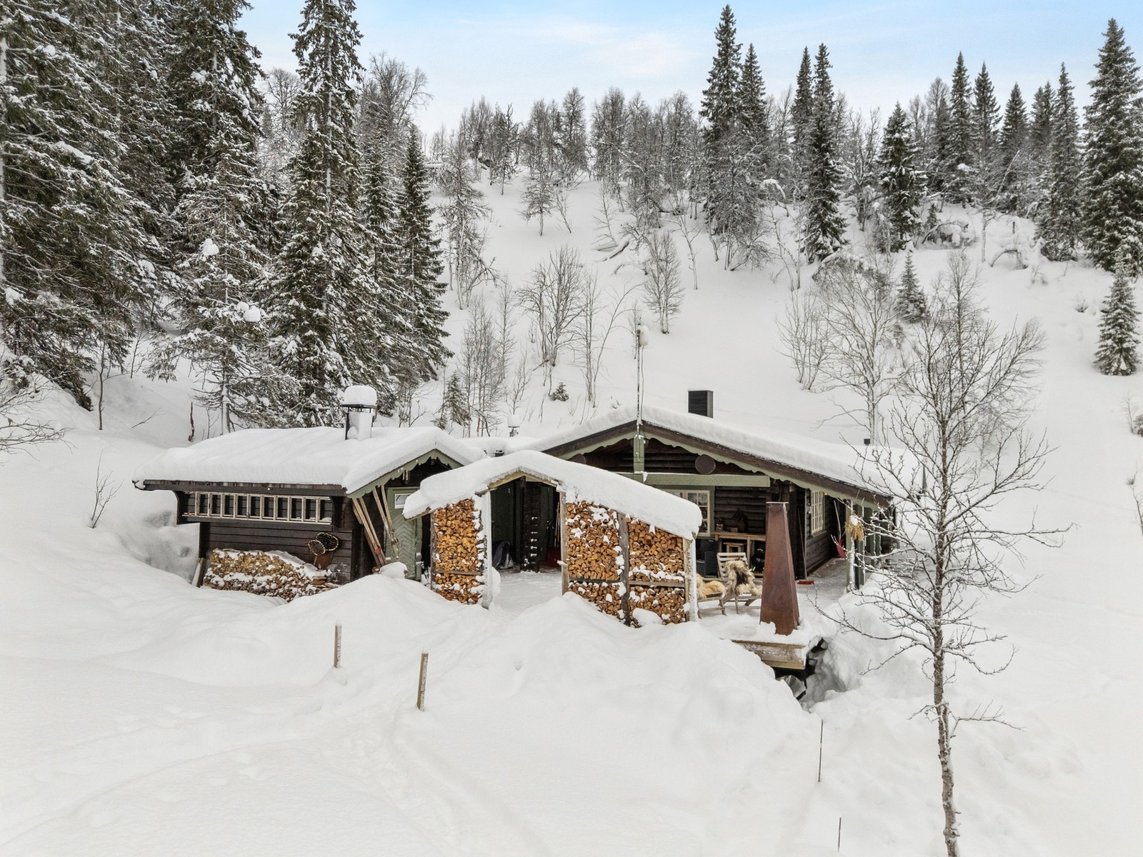 Innbydende familiehytte med både utebod, anneks og en romslig veranda. Galleribilde
