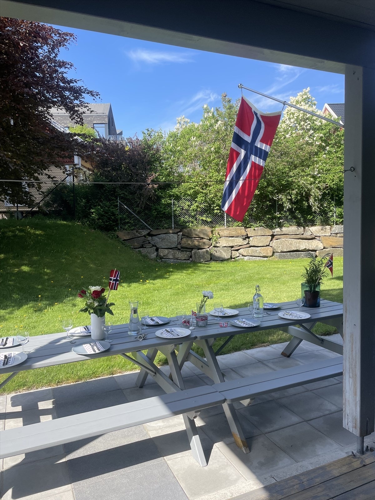 Vårbilde fra selger. Se steinplatting som er der idag på felles tomt. Galleribilde