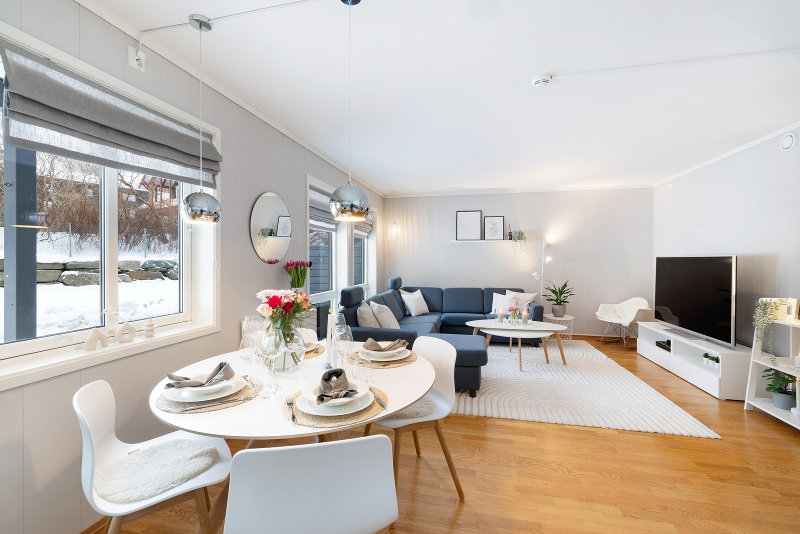 Lys og romslig stue med god plass til sofagruppe og spisebord. Galleribilde