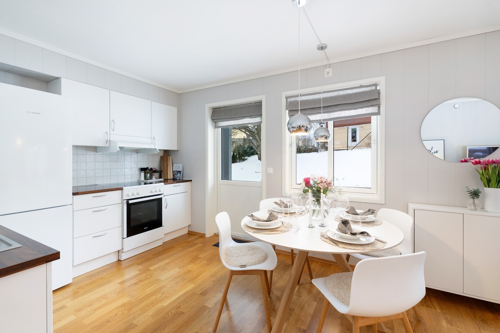 Stuen er åpent mot kjøkken. Galleribilde