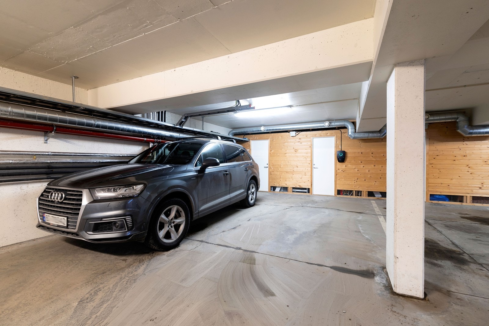 1 garasjeplass i lukket parkeringskjeller medfølger samt en bod på ca 6 m2. Galleribilde