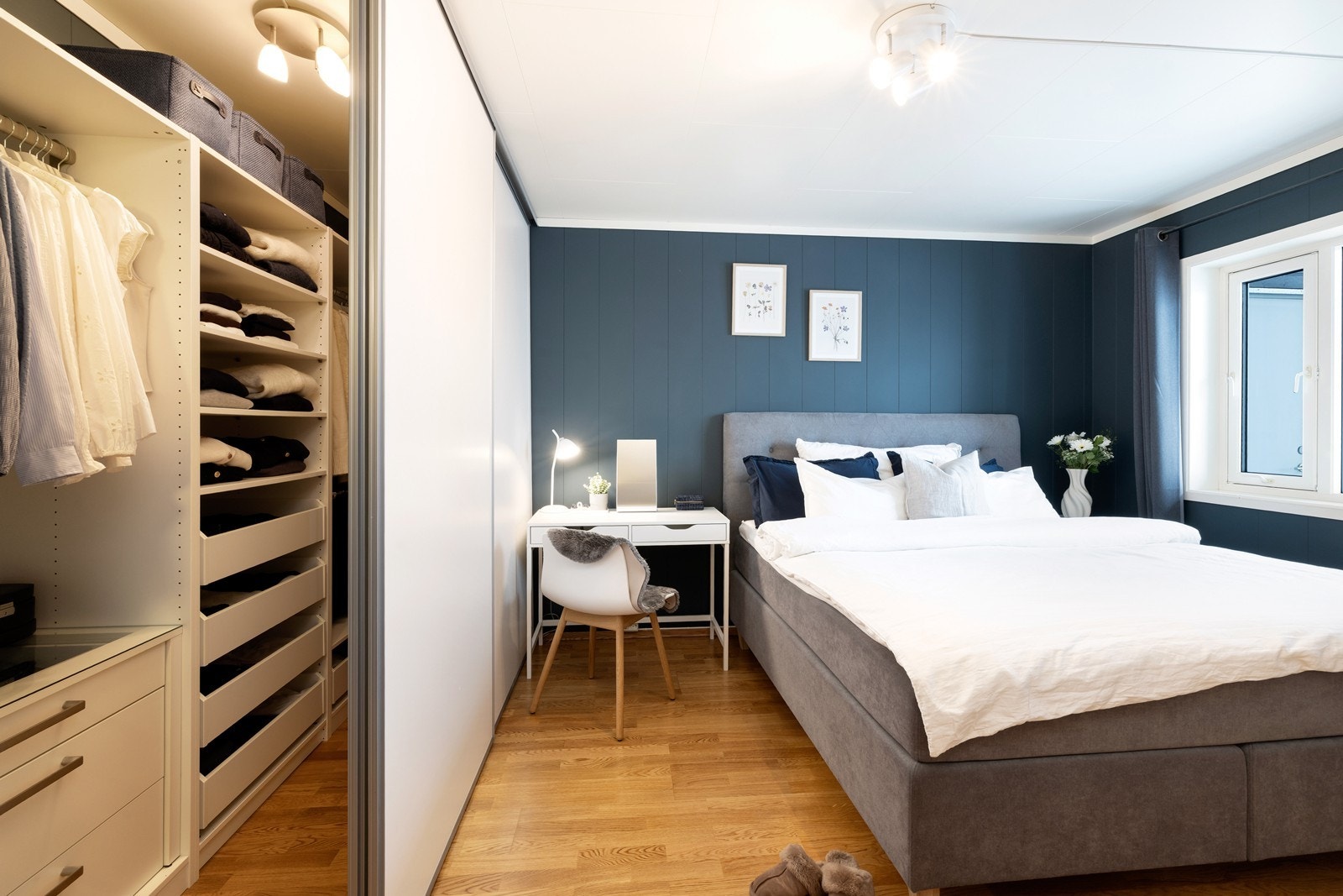 Hovedsoverom med stor skyvedørsgarderobe/Walk in. Galleribilde