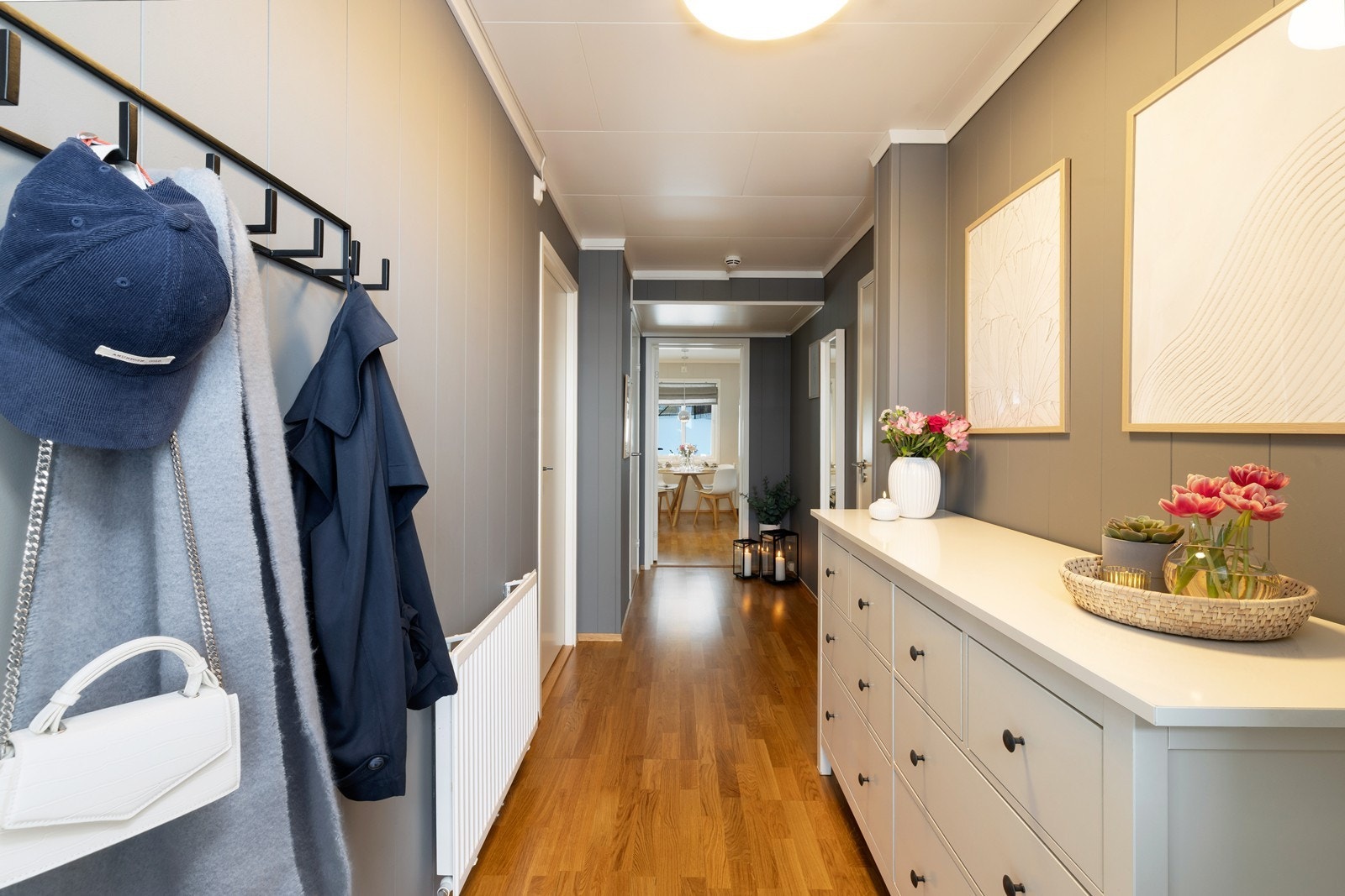 Gang/entrè med plass til å henge av seg ytterklær og sko. Galleribilde