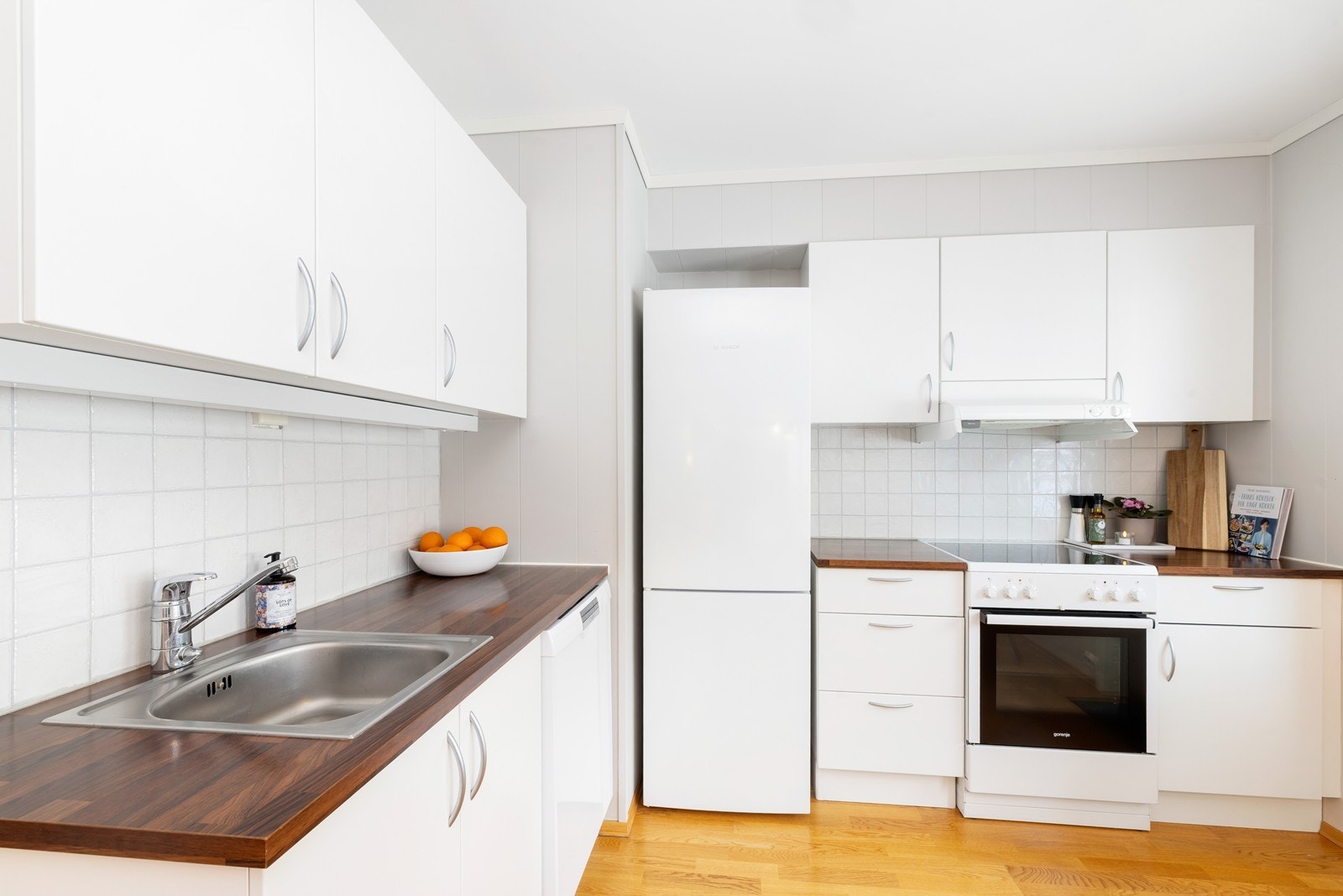 Kjøkken gar godt med skap og benkeplass. Galleribilde