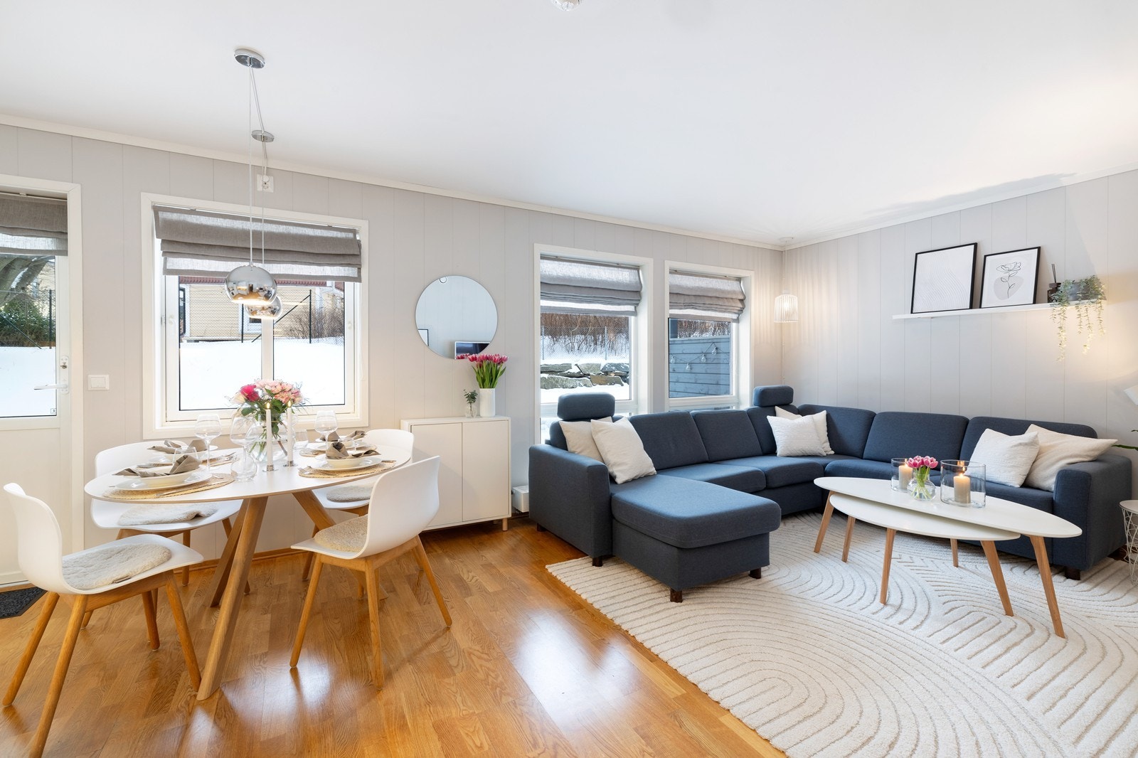 En pen 3-roms selveierleilighet på bakkeplan med vestvendt platting og felles hage ut fra stue. Garasjeplass og heis. Galleribilde