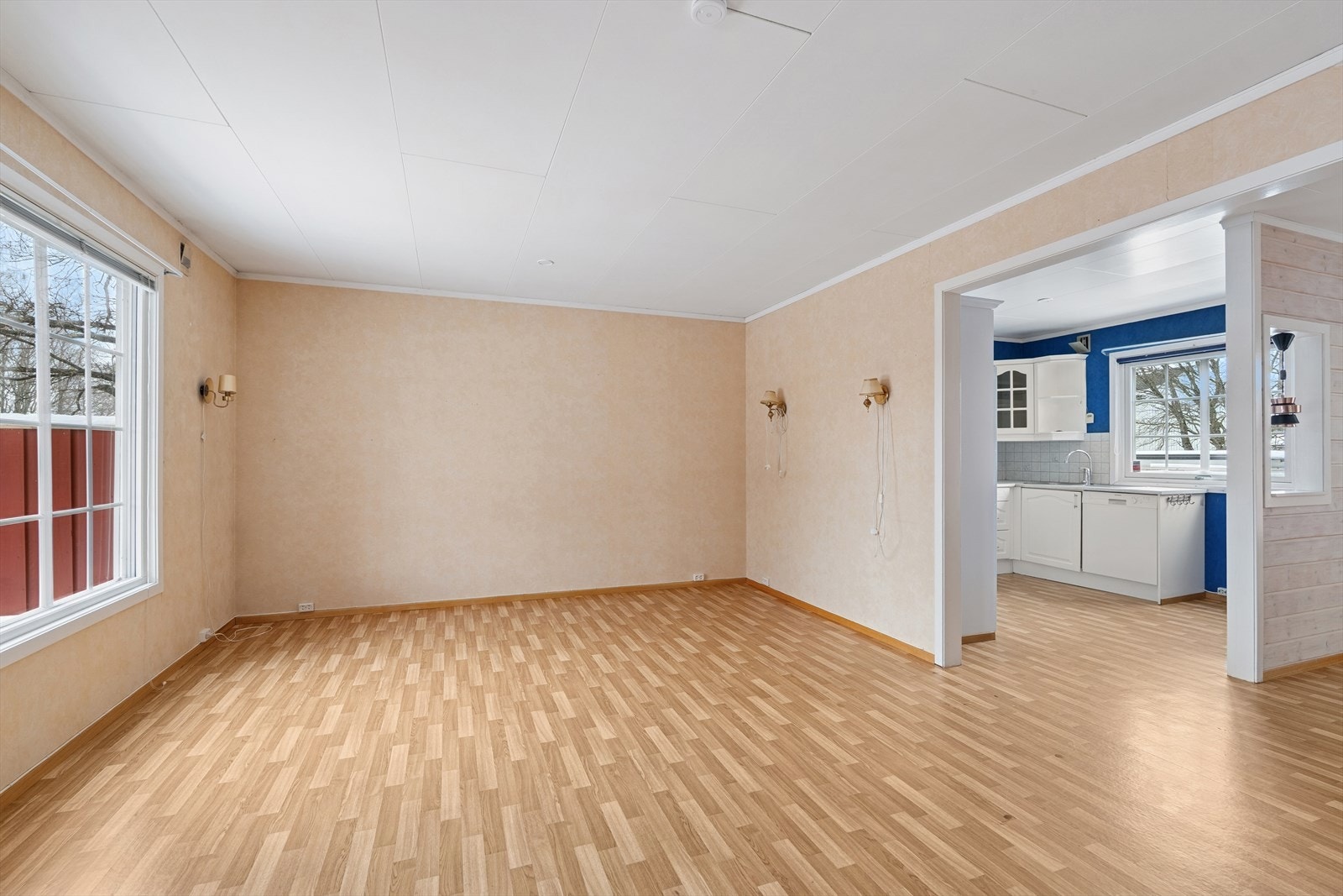 Stor og åpen stue med delvis åpen løsning mot kjøkken Galleribilde