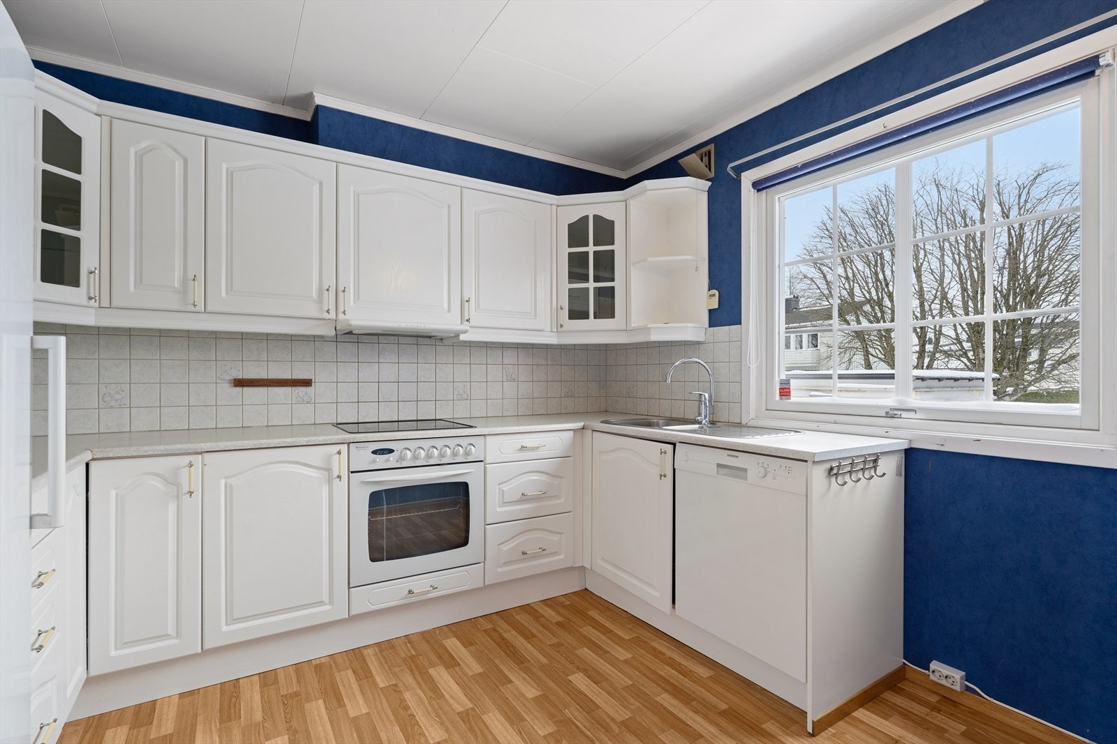 Praktisk kjøkkeninnredning med gode arbeidsflater og rikelig med skapplass Galleribilde