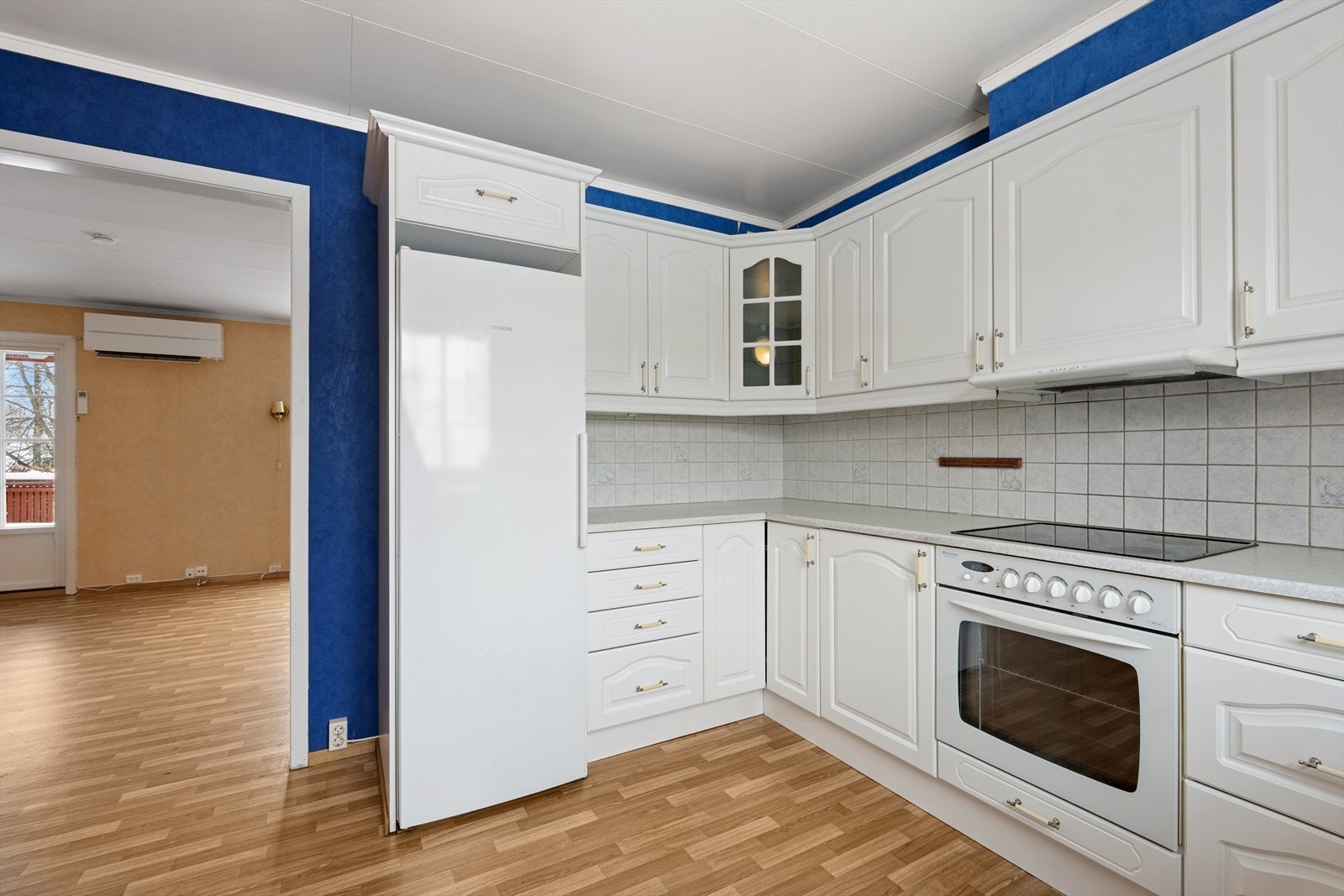 Kjøkkenet har en funksjonell planløsning med god forbinnelse til oppholdsrom Galleribilde