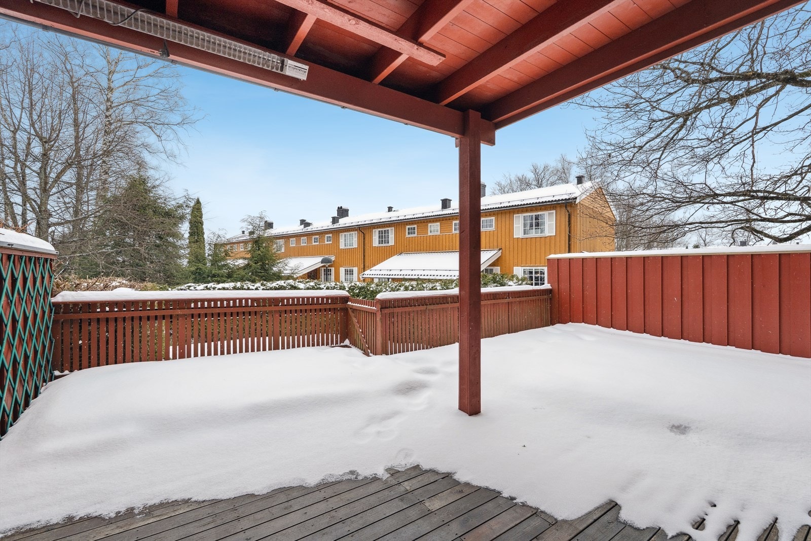 overbygget terrasse som kan nytes på varme sommerdager Galleribilde