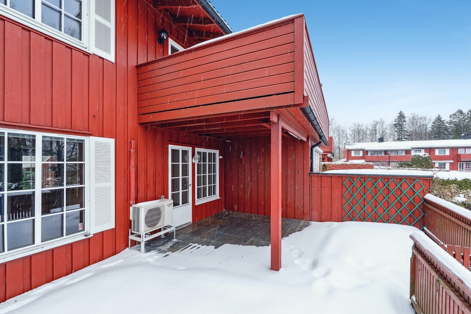 Terrassen er delvis under tak med god plass til utemøbler Galleribilde