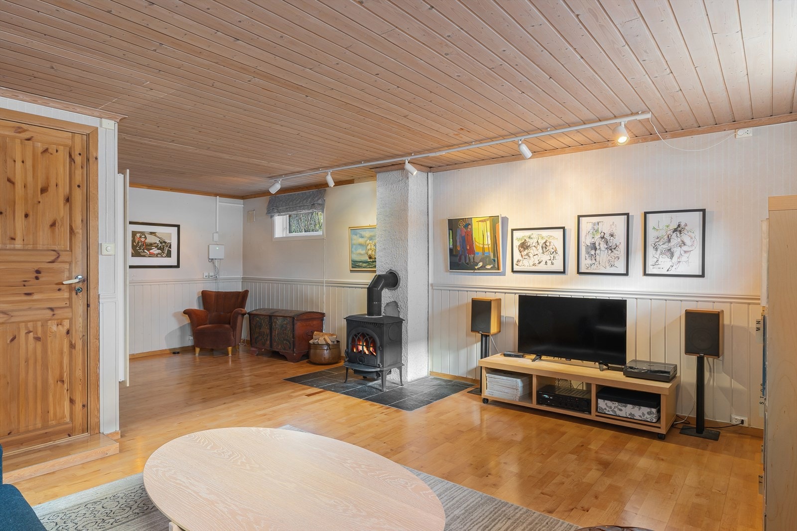 Her kan man sette opp et lekerom for ungene, lage til et treningsrom eller bruke stue som en samlingsplass for hele familien til gode stunder. Galleribilde