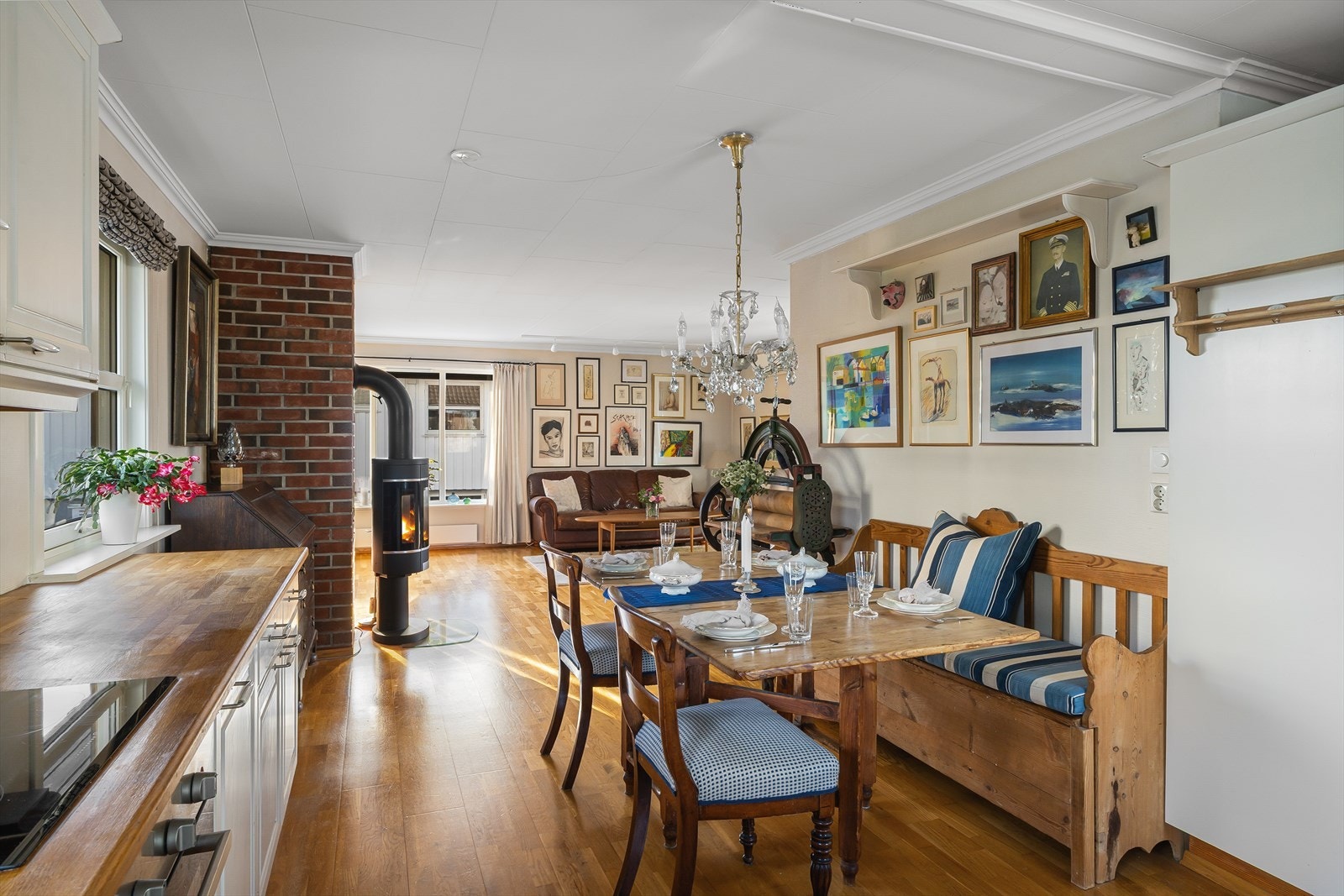 Selve rommet har plass til et lite spisebord og kan brukes som et oppholdsrom før man dekker på til middagen. Galleribilde