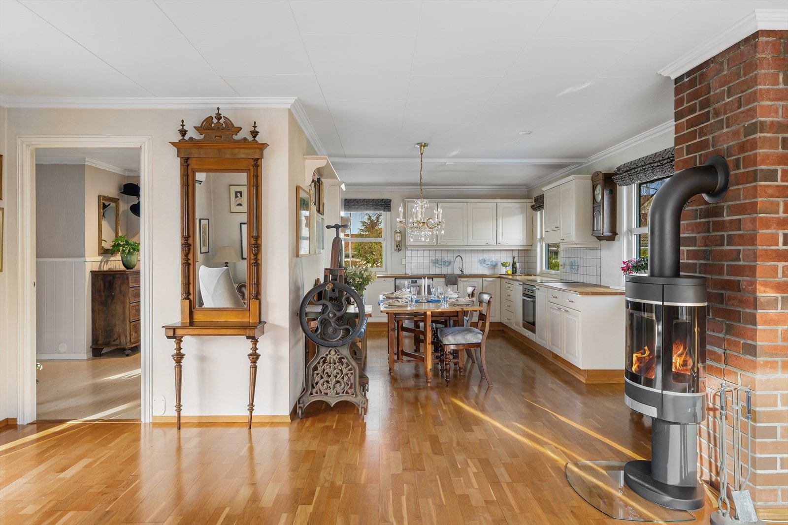 Romslig kjøkken med kjøkkeninnredning i hvit utførelse. Galleribilde