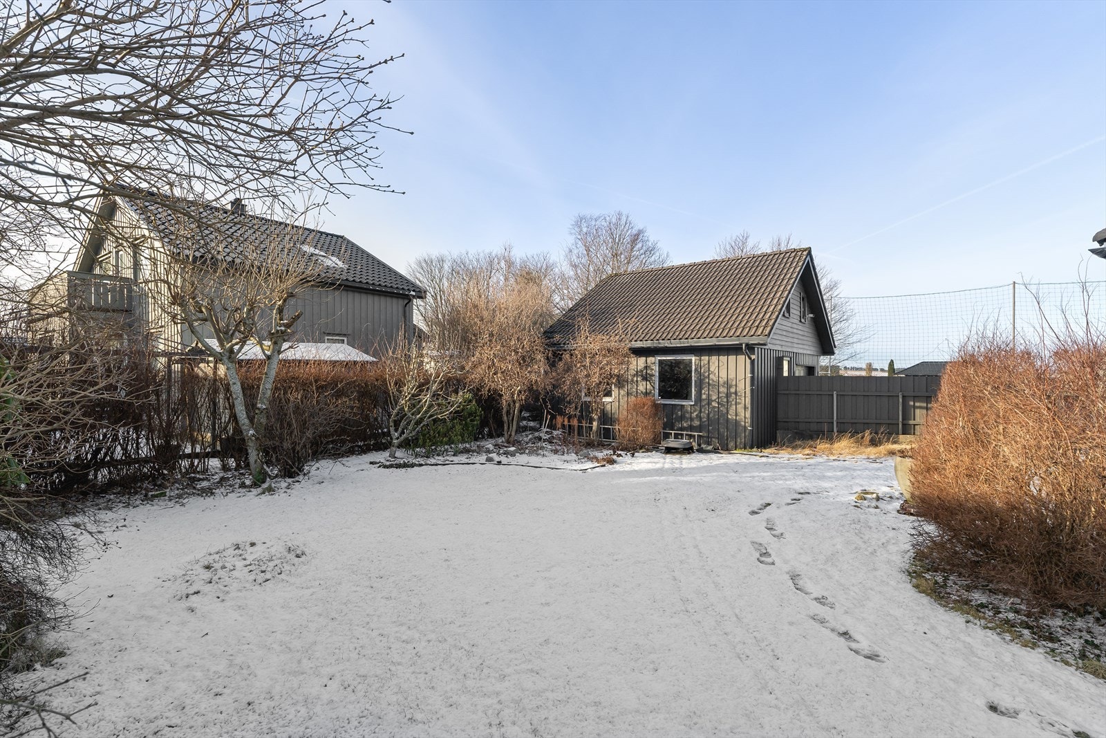 Tomten ligger usjenert til og grenser til lekeplass/fotballbane. Galleribilde