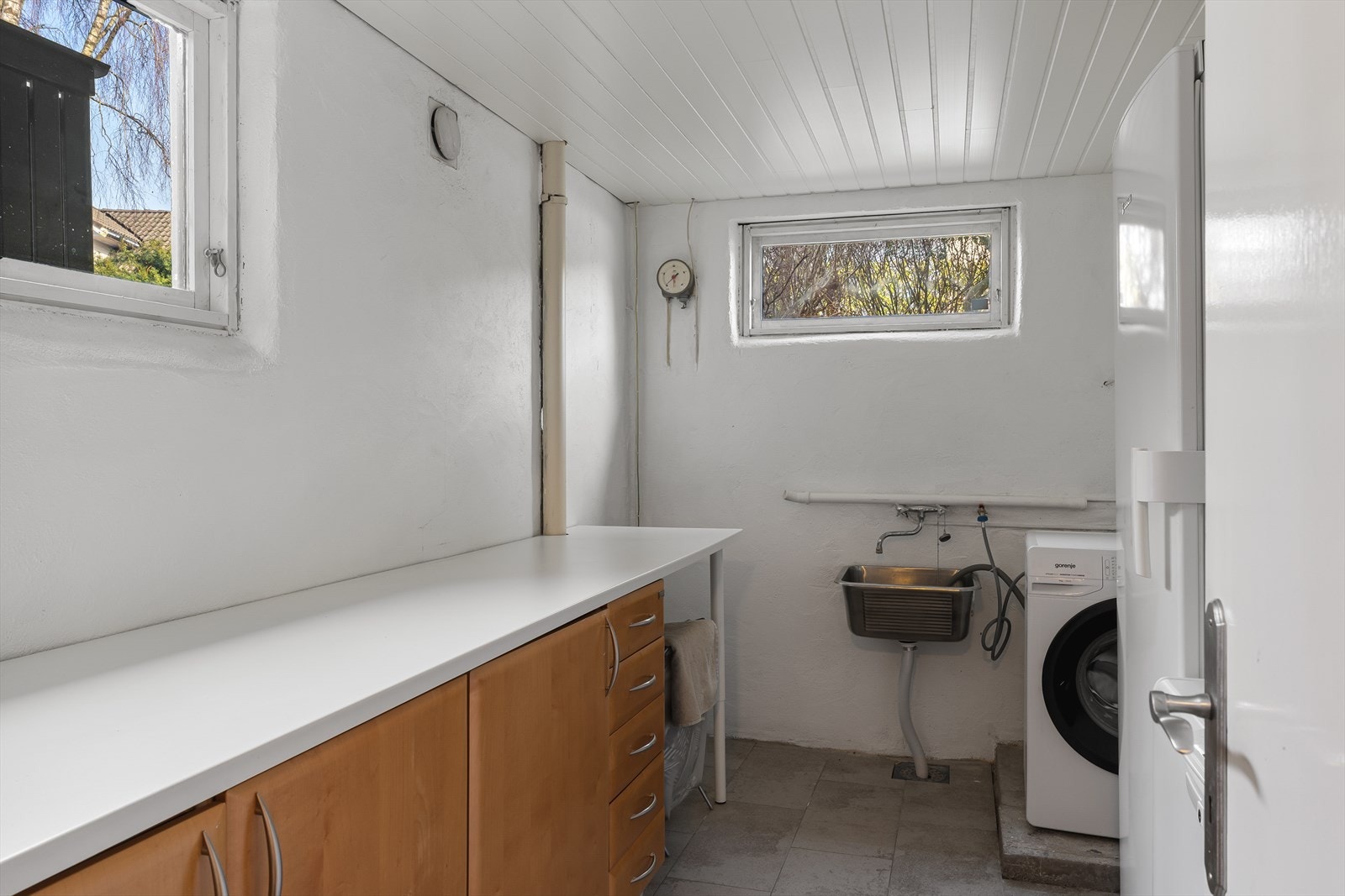 Eget vaskerom med utslagsvask. Har man barn er dette også en perfekt plass til å ta av våte klær når man kommer hjem fra f.eks. fotballtrening eller sykkeltur. Galleribilde