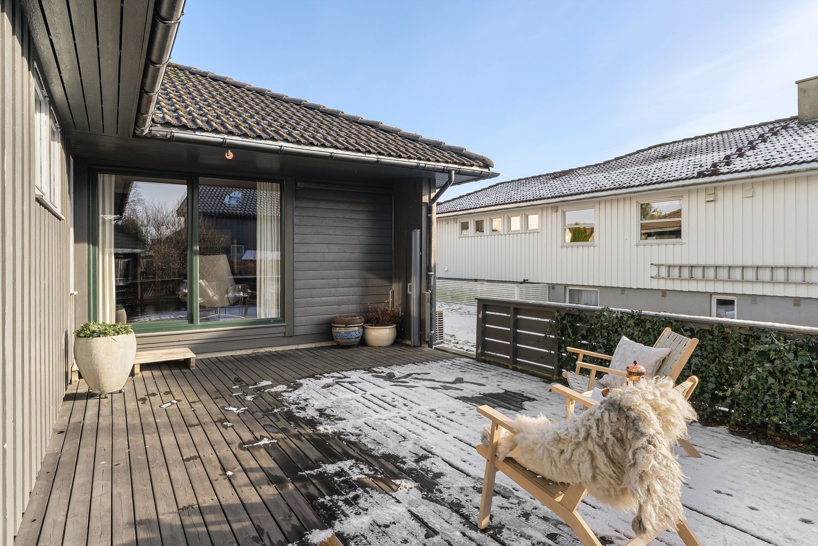 Fra stuen har man også utgang til boligens terrasse og hage. Galleribilde