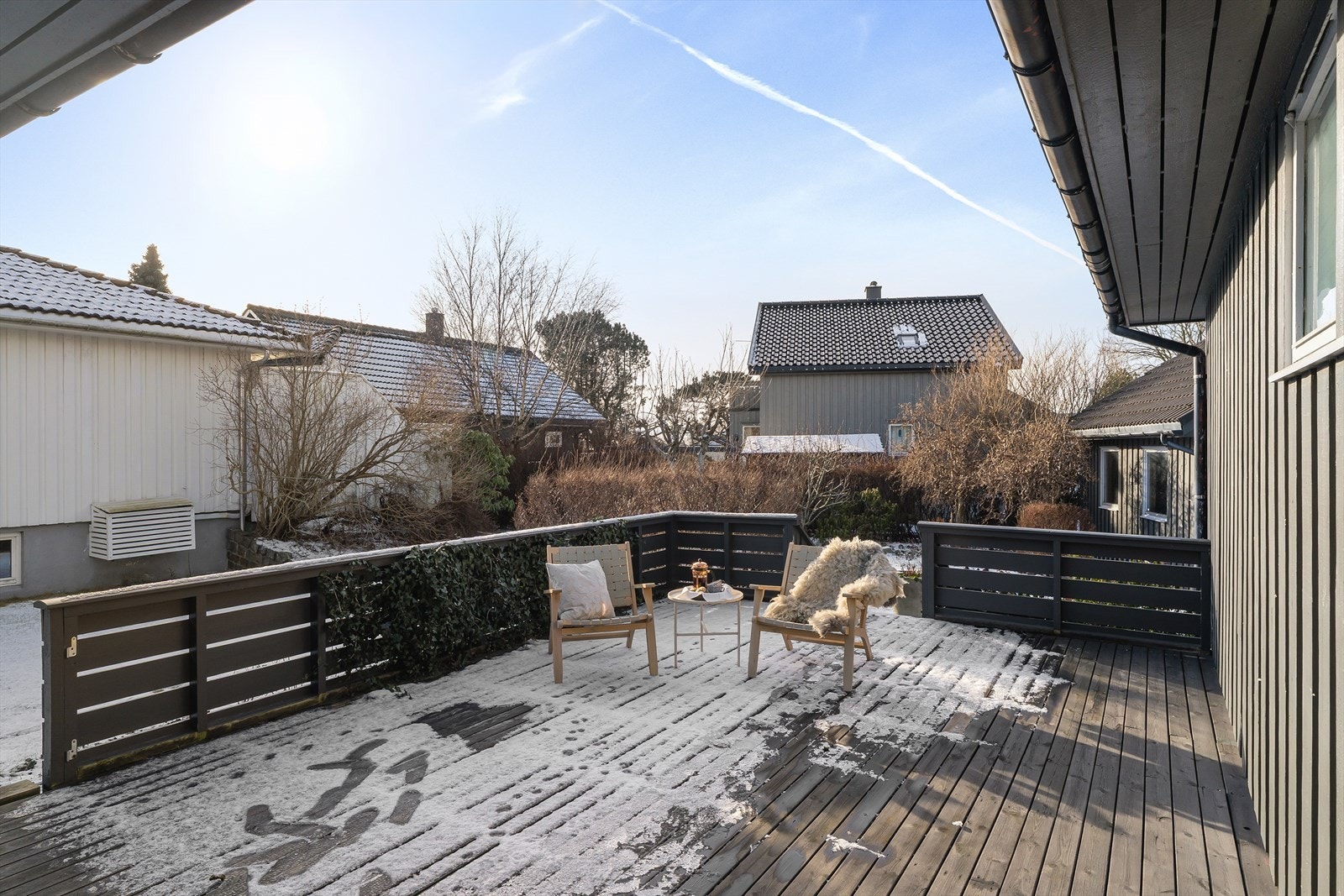 Uteområde er opparbeidet med terrasse, plen, busker og bed. Galleribilde