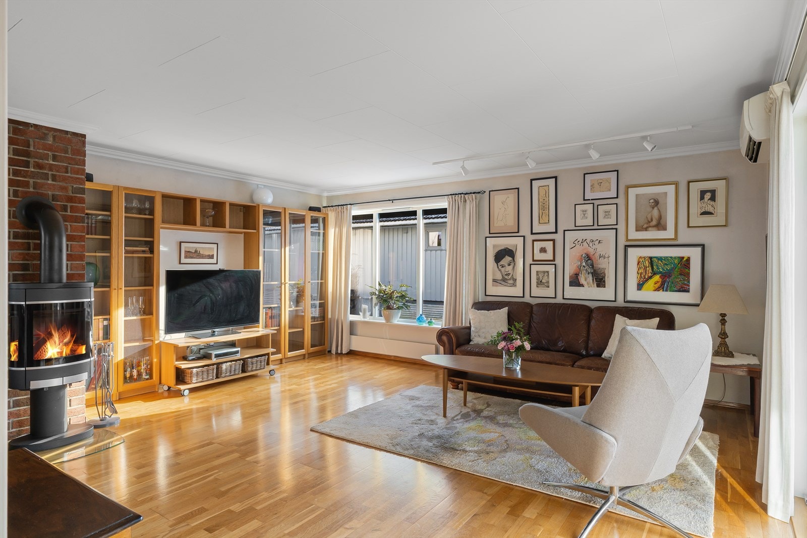 Stue som er lys og trivelig med god plass til sofagruppe, en perfekt plass til å nyte gode stunder med familie og venner. Galleribilde