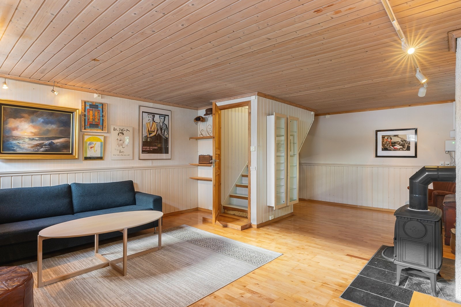 Fra trappen i første etasje tar man seg ned til kjeller som inneholder vaskerom, gang, bad, soverom/hobbyrom, stue og allrom/bod som kan sies å være praktisk for lagring/oppbevaring. Galleribilde