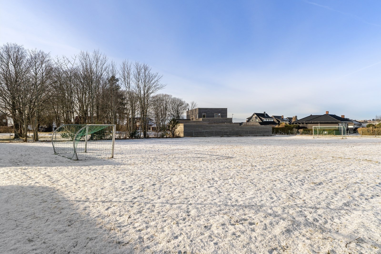 Rolig, etablert og sentralt område bestående av eneboliger. Kort gangavstand til bl.a stadion, barneskole, butikk og Sandnes sentrum, er med å bidra til at dette er et av Sandnes' mest populære områder. Galleribilde