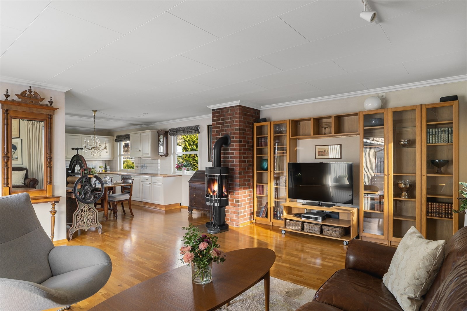 Stue som er lys og trivelig med god plass til sofagruppe, en perfekt plass til å nyte gode stunder med familie og venner. Galleribilde