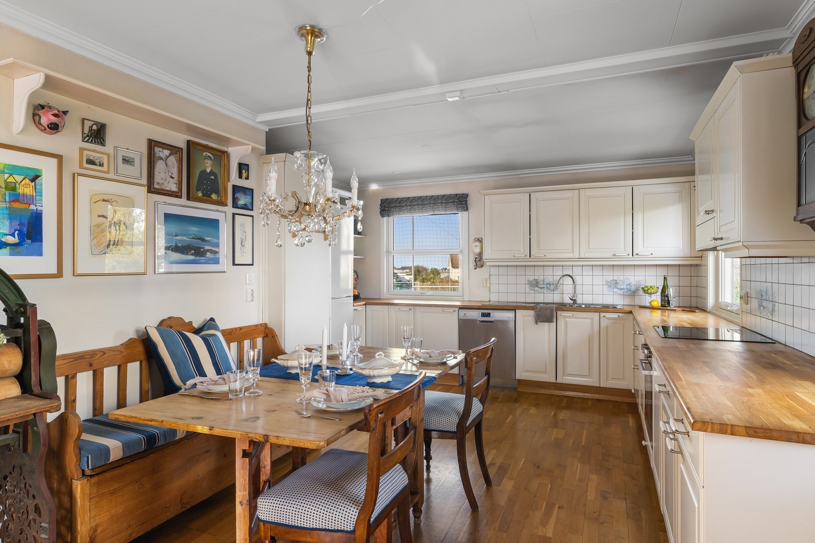 Her har man rikelig med skapplass til det meste en skulle ha behov for av både kopper og kar. Galleribilde